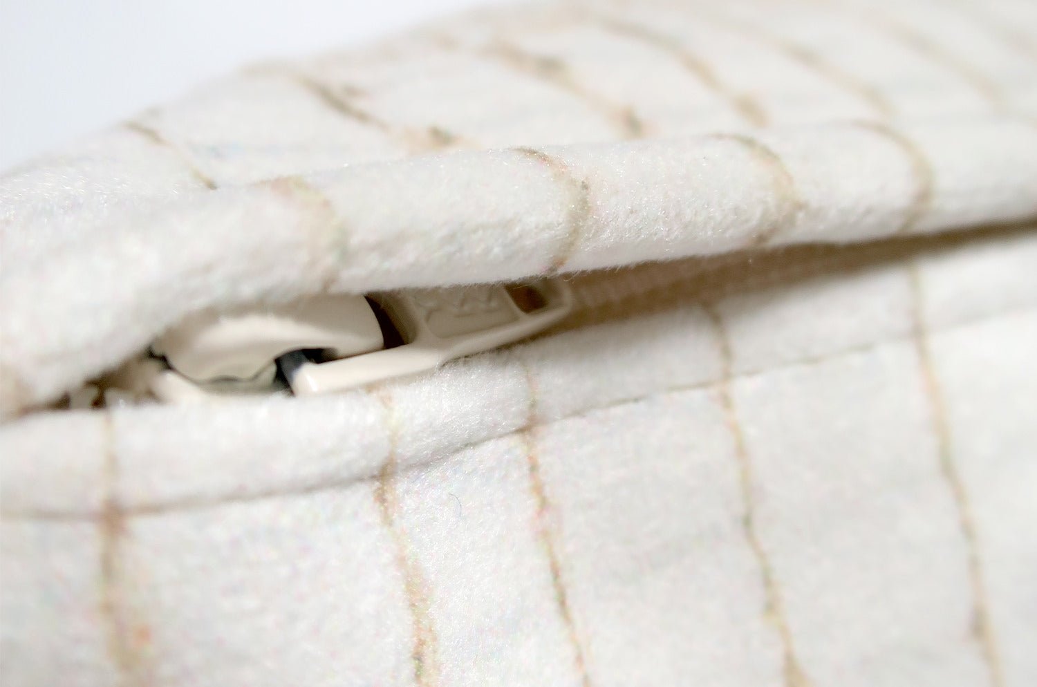 The White Crocodile スペイン製起毛スエードタッチ ホワイトクロコ柄クッション 50×30cm 中材付 - HOUSE OF JAPAN Shop