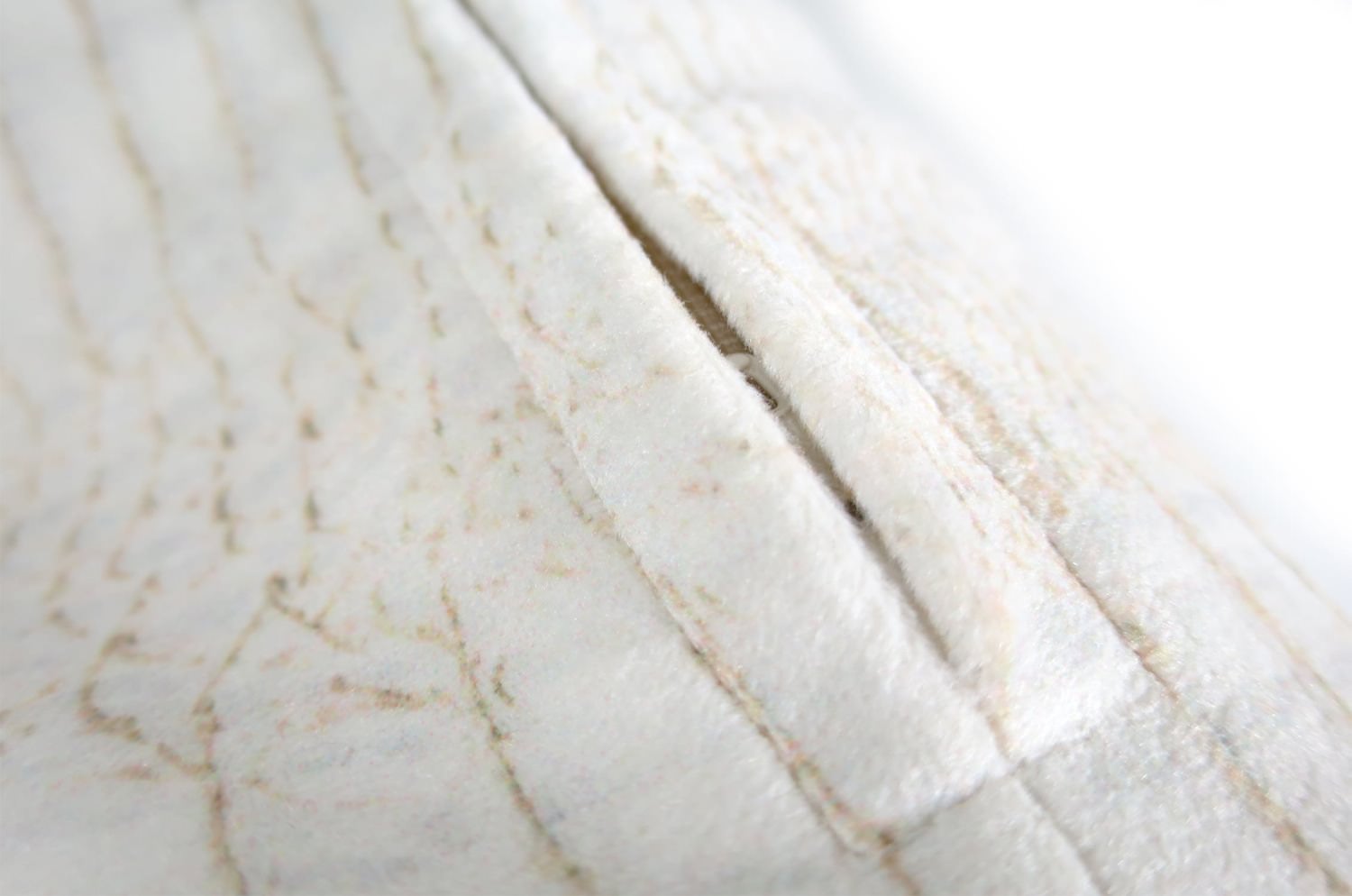 The White Crocodile スペイン製起毛スエードタッチ ホワイトクロコ柄クッションカバー 50×50cm - HOUSE OF JAPAN Shop