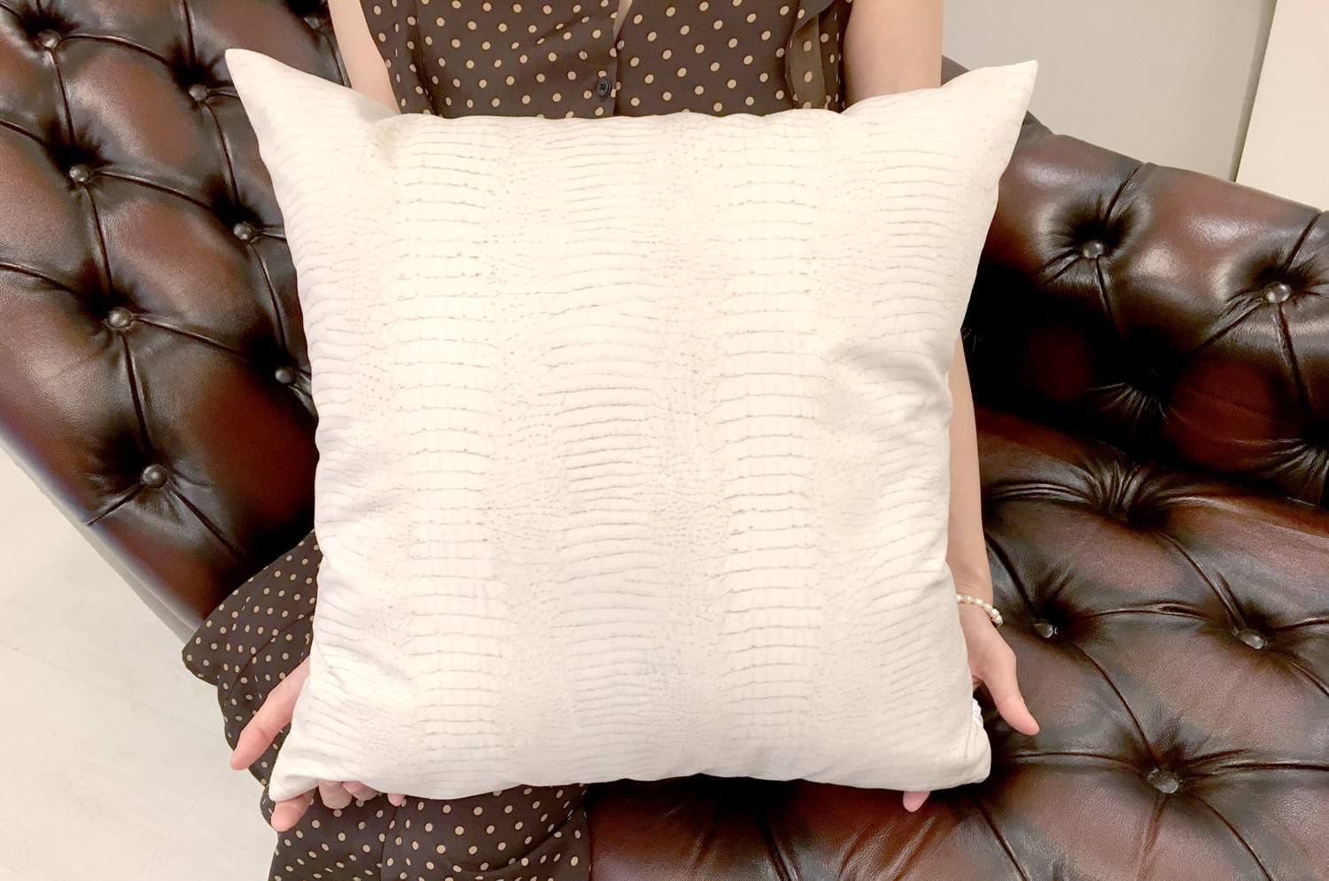 The White Crocodile スペイン製起毛スエードタッチ ホワイトクロコ柄クッションカバー 50×50cm - HOUSE OF JAPAN Shop