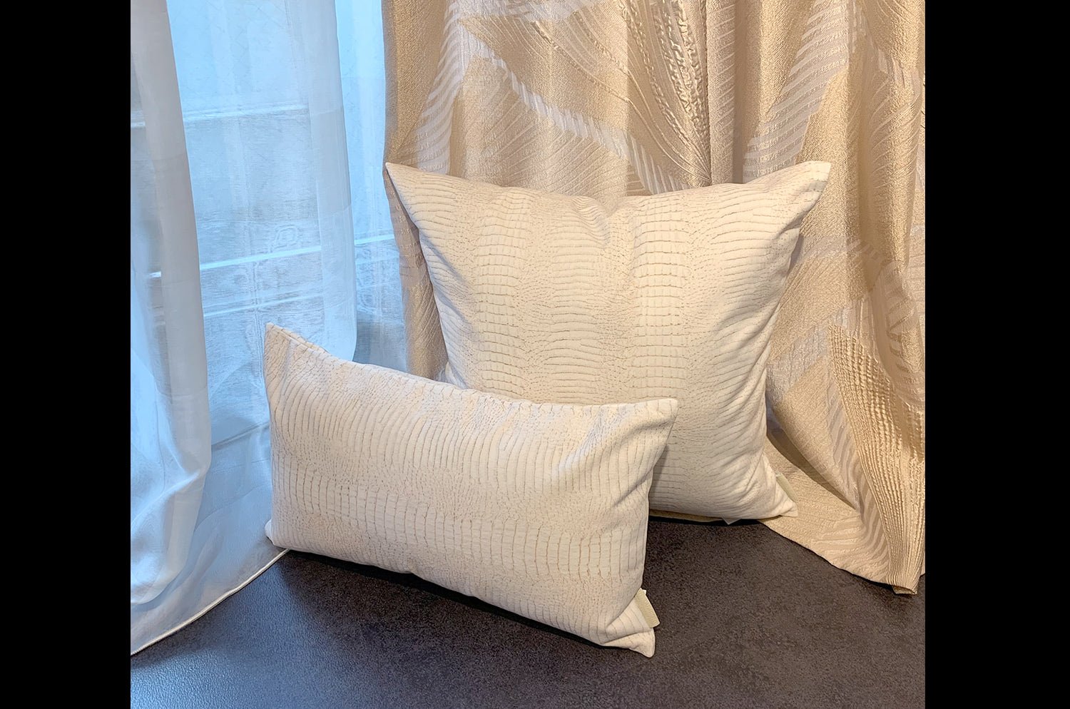 The White Crocodile スペイン製起毛スエードタッチ ホワイトクロコ柄クッションカバー 50×50cm - HOUSE OF JAPAN Shop