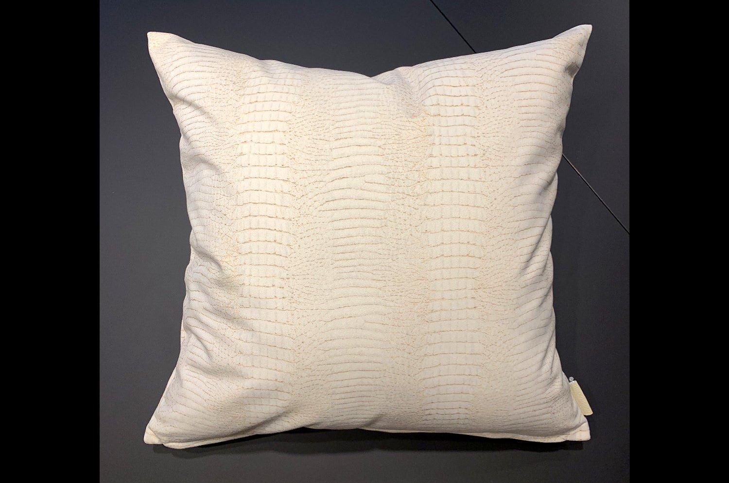 The White Crocodile スペイン製起毛スエードタッチ ホワイトクロコ柄クッションカバー 50×50cm - HOUSE OF JAPAN Shop