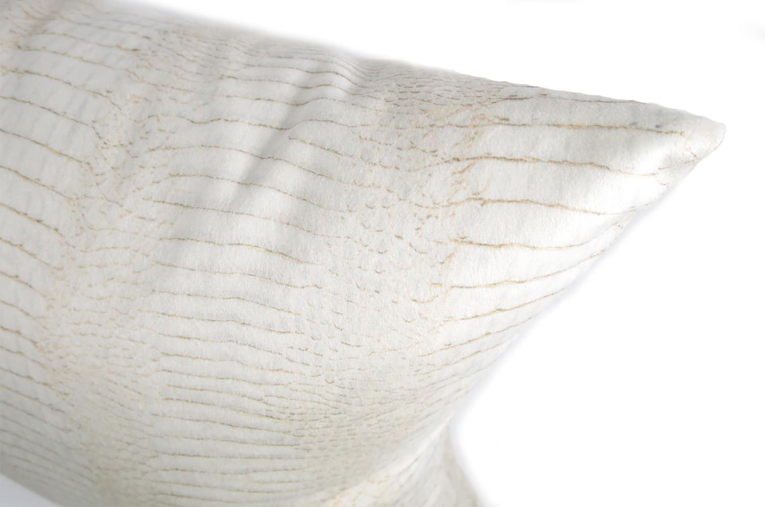 The White Crocodile スペイン製起毛スエードタッチ ホワイトクロコ柄クッションカバー 50×50cm - HOUSE OF JAPAN Shop