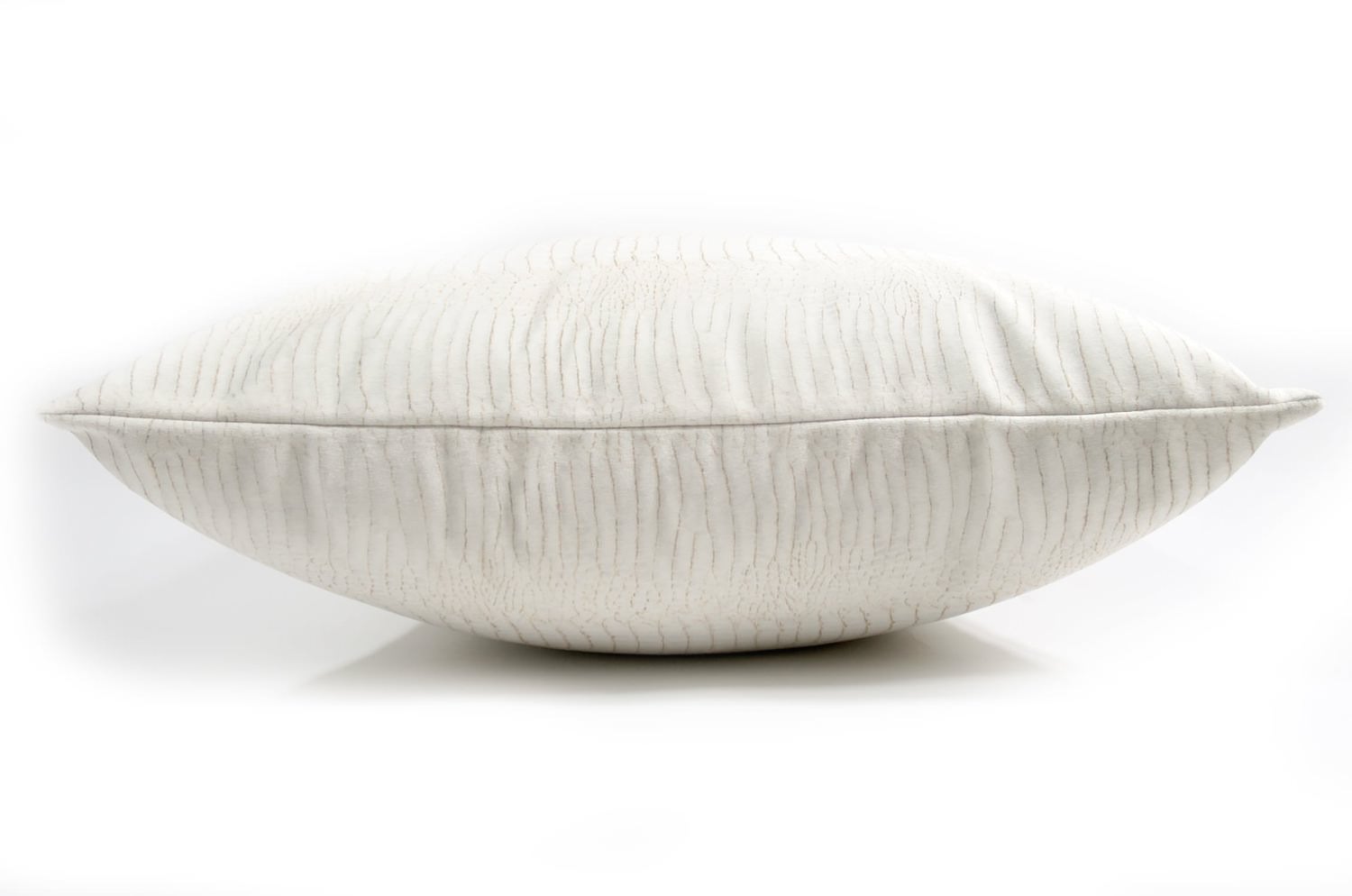 The White Crocodile スペイン製起毛スエードタッチ ホワイトクロコ柄クッションカバー 50×50cm - HOUSE OF JAPAN Shop