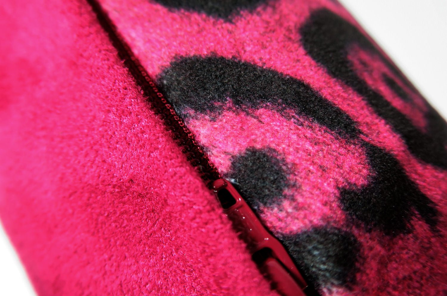 The Wine Leopard スペイン製起毛スエードタッチヒョウ柄クッション ワイン 50×35cm 中材付 - HOUSE OF JAPAN Shop