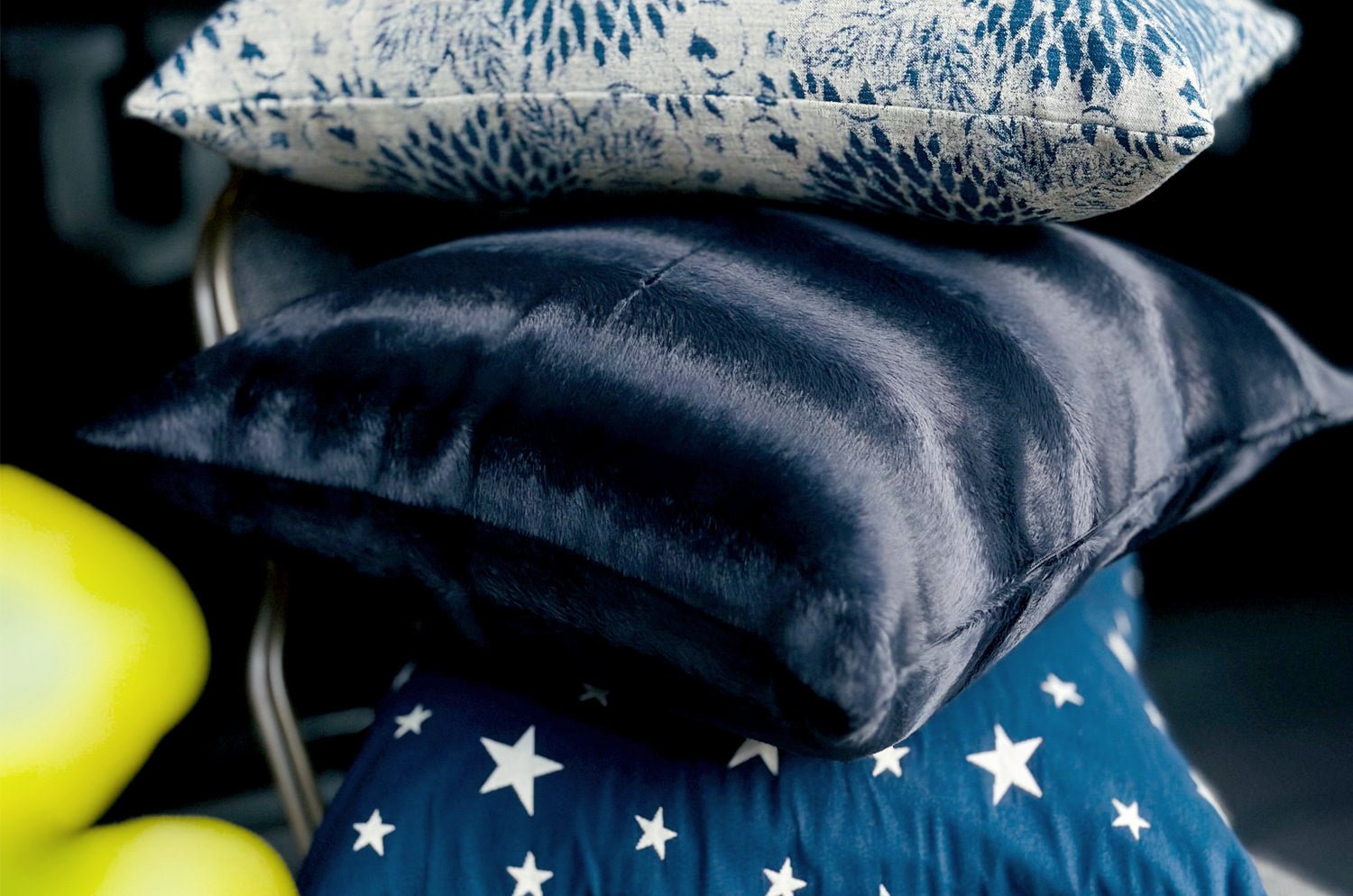 The Wolf 至極の手触りレーヨンエコファー クッション (チャコールグレー) 45×30cm 中材付 - HOUSE OF JAPAN Shop