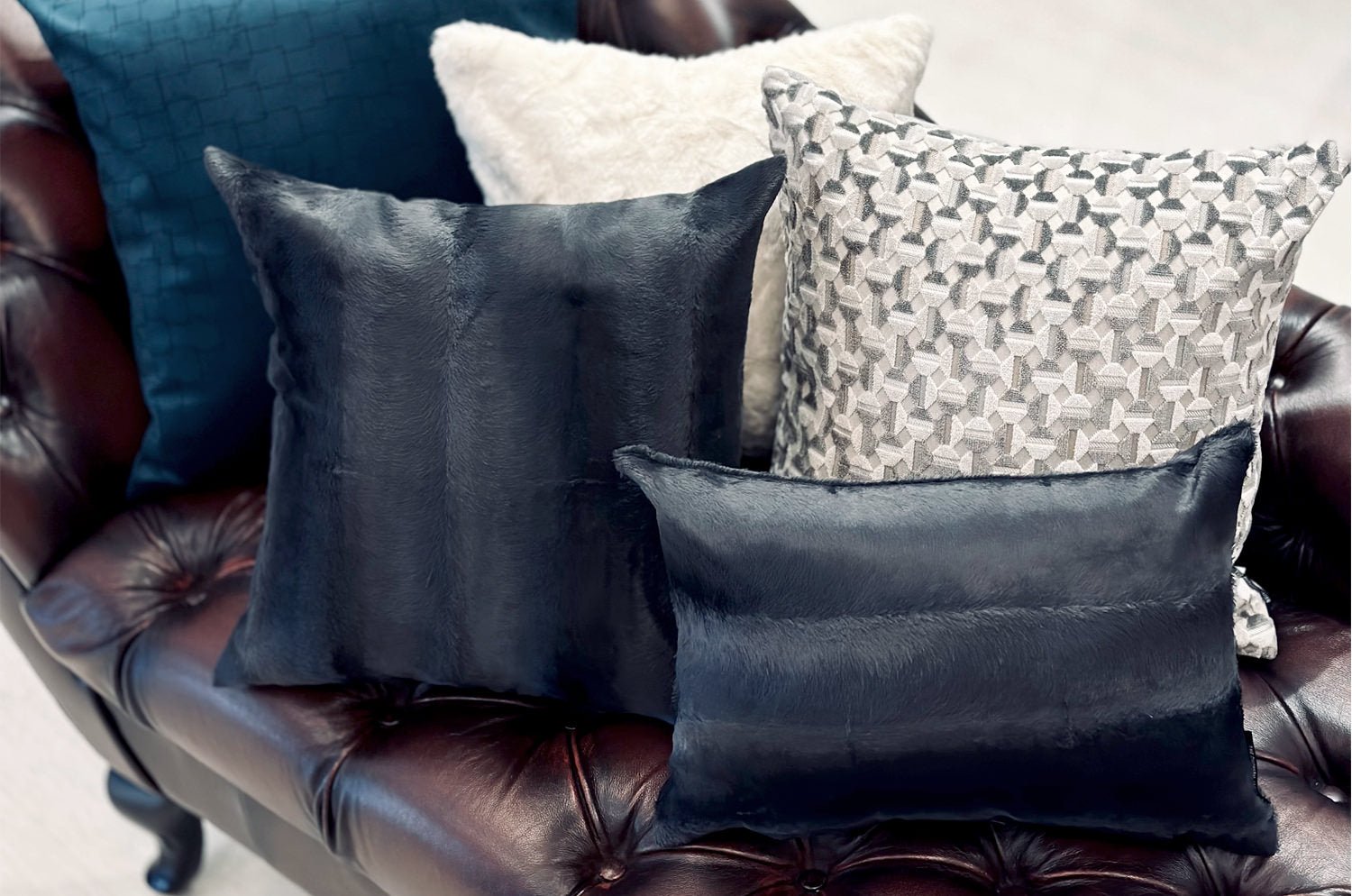 The Wolf 至極の手触りレーヨンエコファー クッション (チャコールグレー) 45×30cm 中材付 - HOUSE OF JAPAN Shop