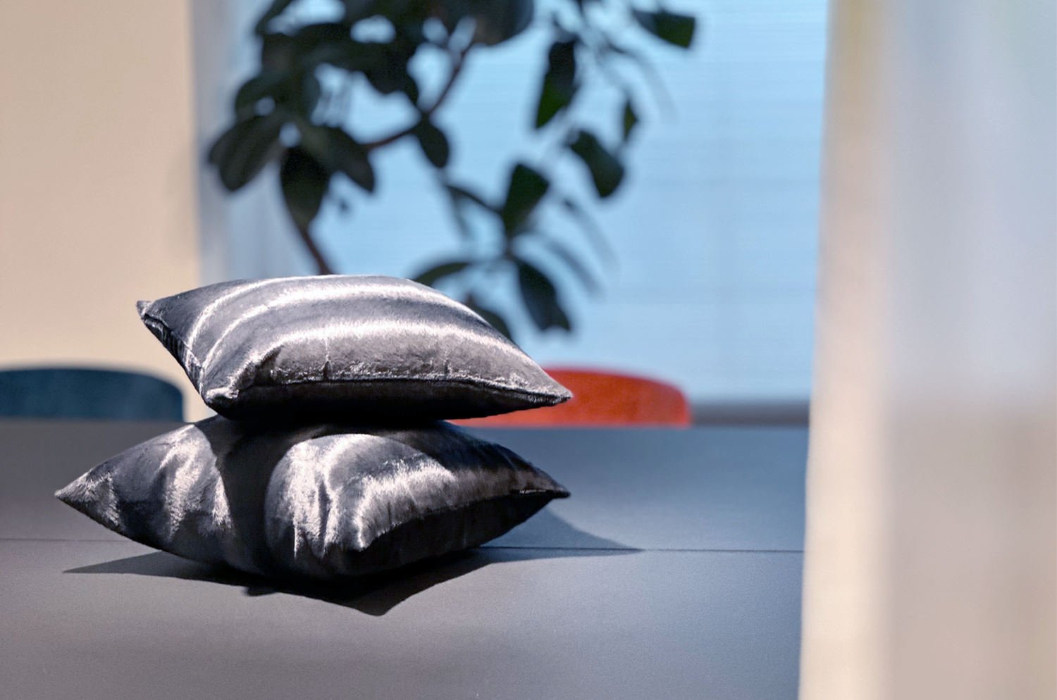 The Wolf 至極の手触りレーヨンエコファー クッションカバー (チャコールグレー) 45×45cm - HOUSE OF JAPAN Shop