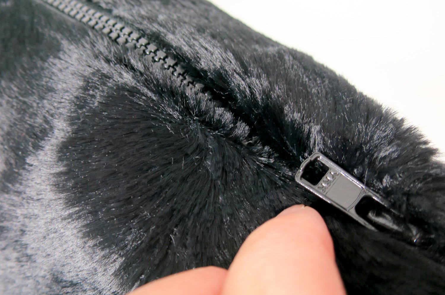 The Wolf 至極の手触りエコファークッションカバー ブラック 65×35cm 中材付 - HOUSE OF JAPAN Shop