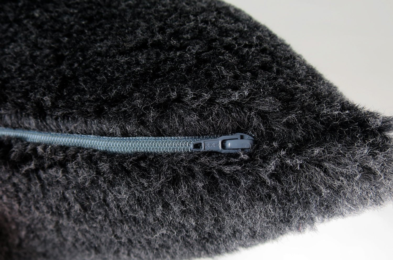 The Wool Sheep ニュージーランドウール シープファー クッション (Dark grey) 50×30cm 中材付 - HOUSE OF JAPAN Shop