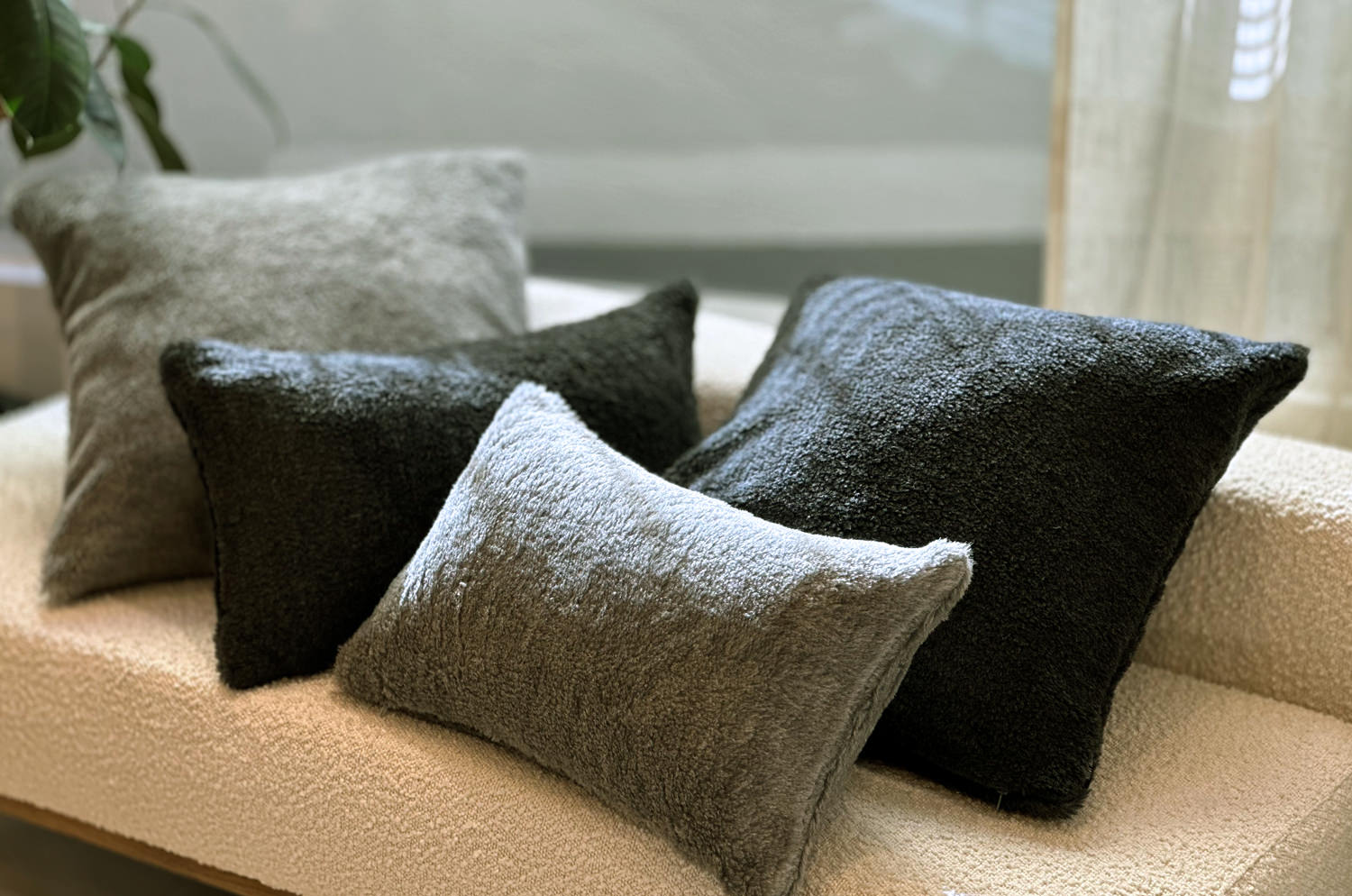 The Wool Sheep ニュージーランドウール シープファー クッション (Light grey) 50×30cm 中材付 - HOUSE OF JAPAN Shop