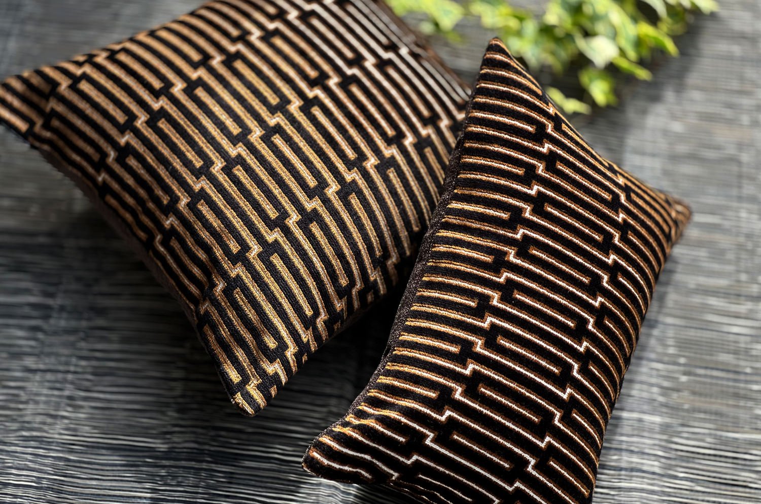 The Zanzibar ザンジバル ジャガード ベルベット クッション 45×30cm 中材付 - HOUSE OF JAPAN Shop