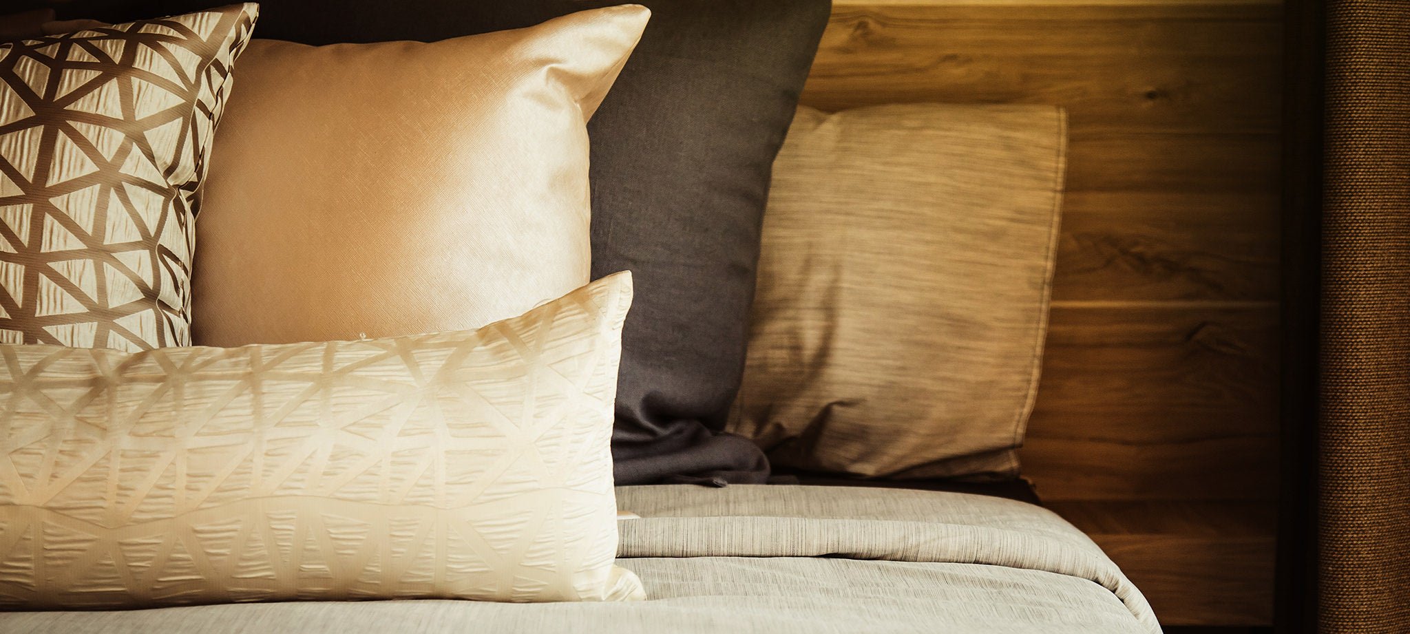 ホテルライクなクッションで、日常にラグジュアリーな癒しのひとときを。 - HOUSE OF JAPAN Shop