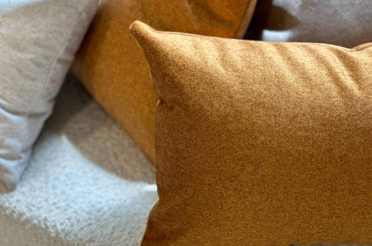 艶やかなベルベット調 撥水機能 ペット対応 クッションカバー(コニャック) 45×30cm 中材付 - HOUSE OF JAPAN Shop