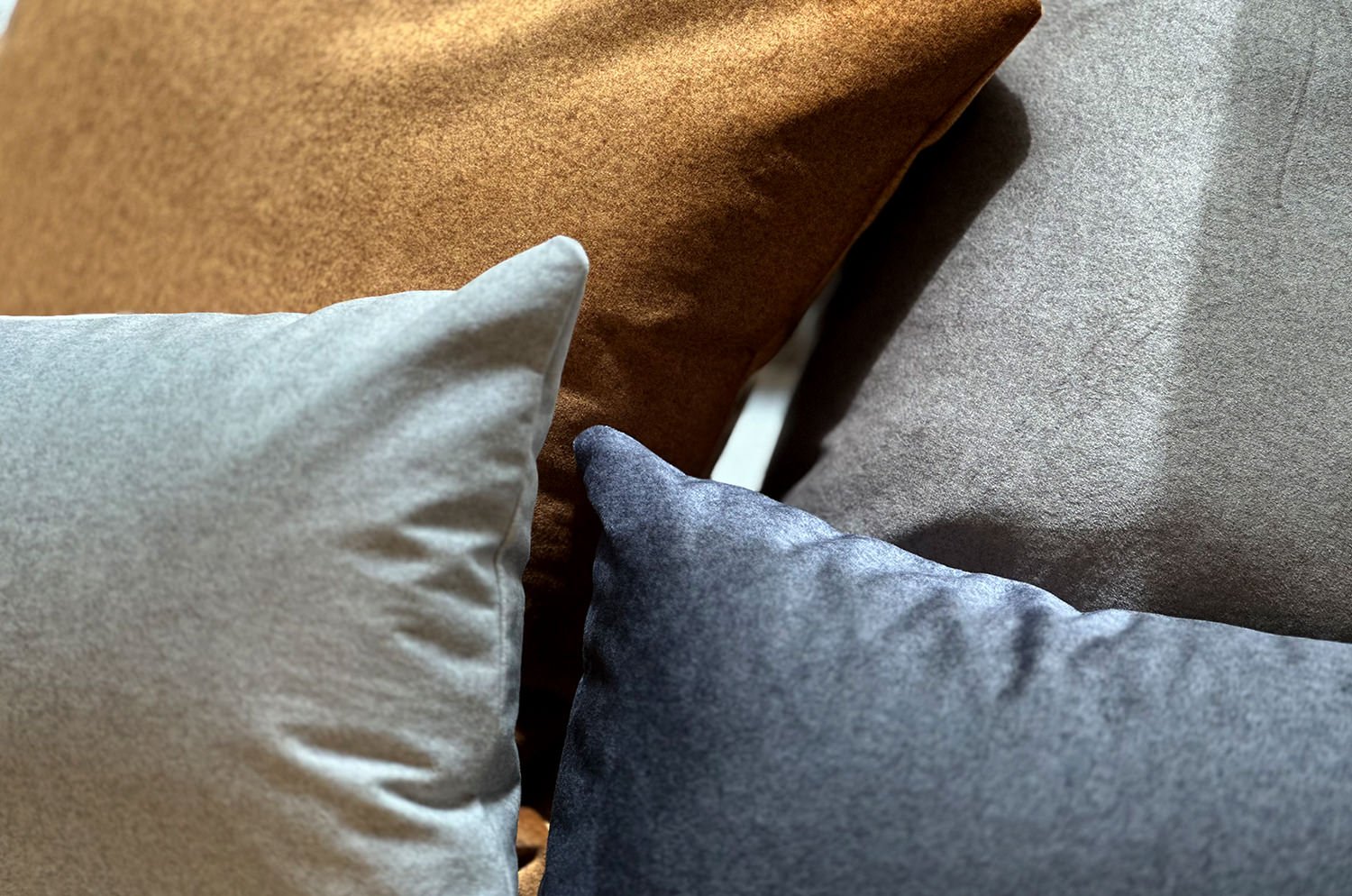 艶やかなベルベット調 撥水機能 ペット対応 クッション(セメント) 45×30cm 中材付 - HOUSE OF JAPAN Shop