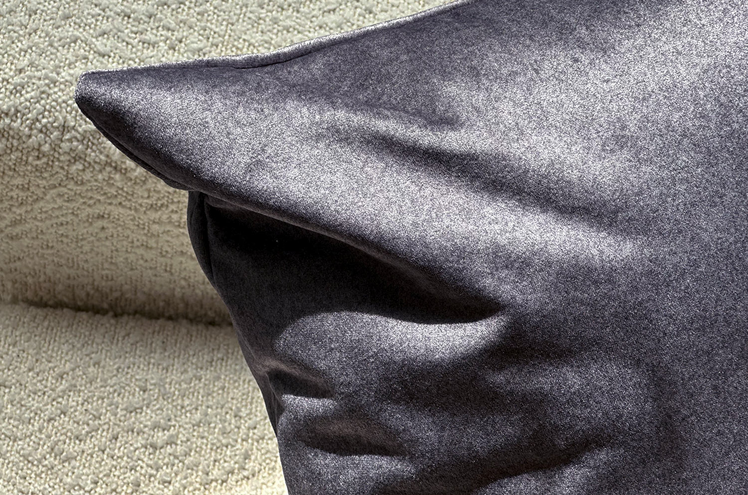 艶やかなベルベット調 撥水機能 ペット対応 クッション(チャコール) 45×30cm 中材付 - HOUSE OF JAPAN Shop