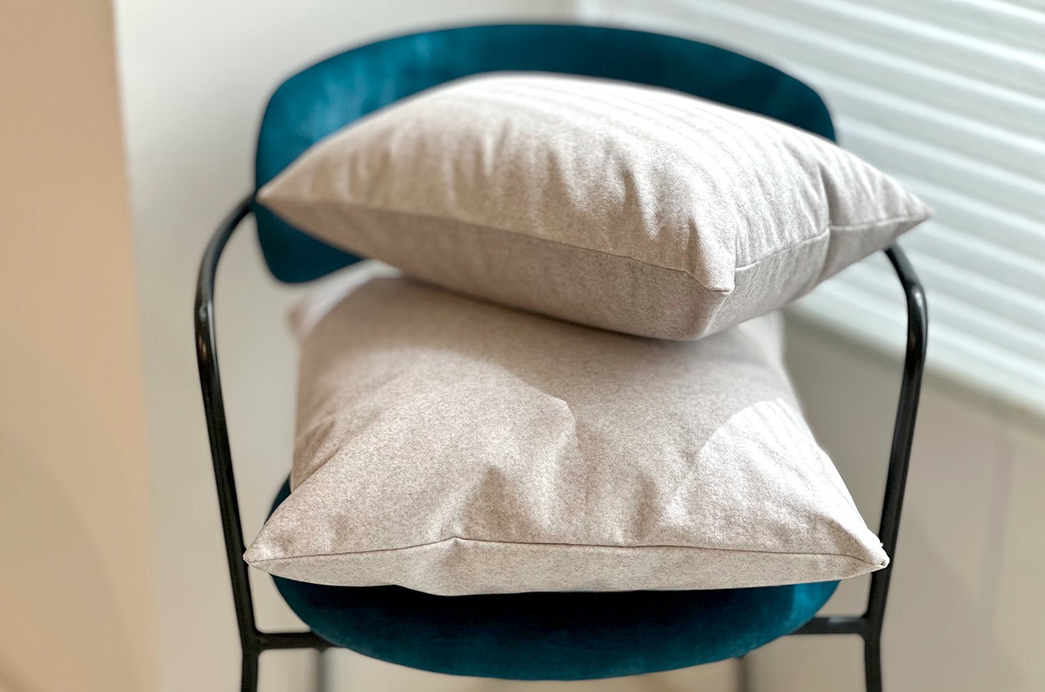 艶やかなベルベット調 撥水機能 ペット対応 クッション(セメント) 45×30cm 中材付 - HOUSE OF JAPAN Shop