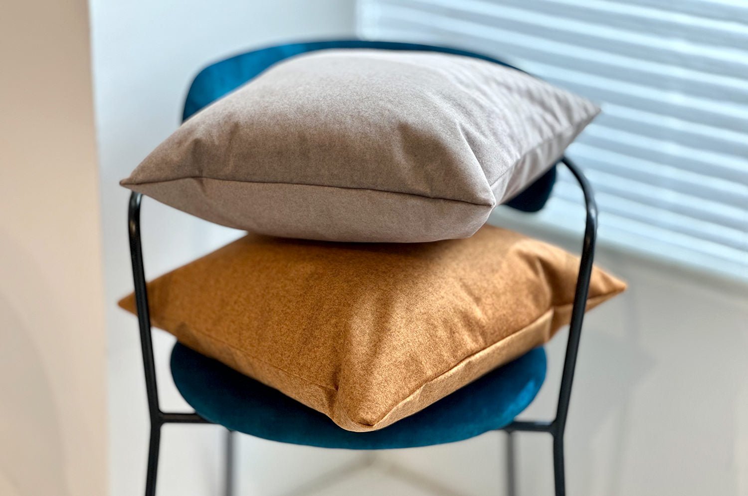 艶やかなベルベット調 撥水機能 ペット対応 クッションカバー(コニャック) 45×45cm - HOUSE OF JAPAN Shop