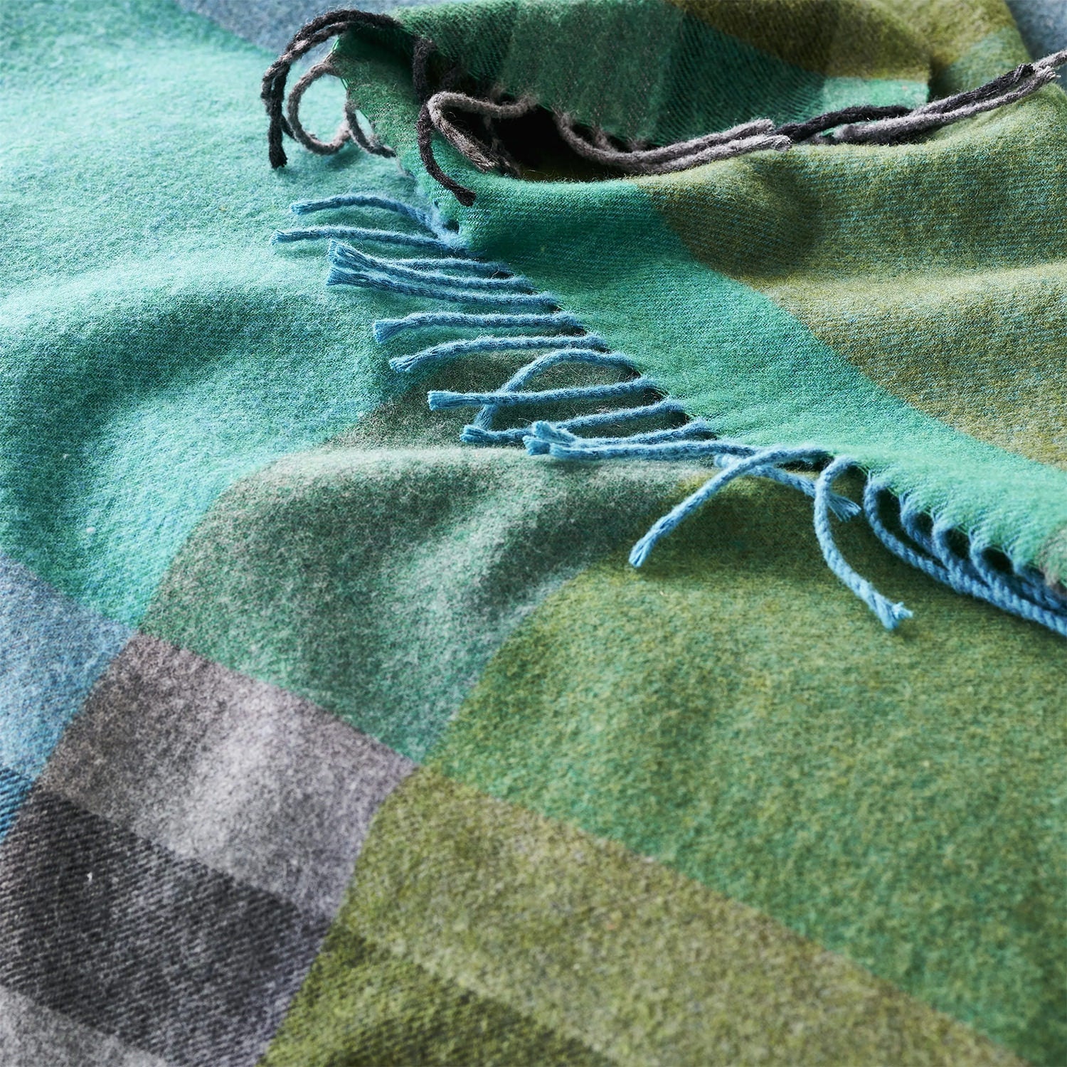 Bampton Emerald Throw バンプトン エメラルド スロー｜Designers Guild（デザイナーズギルド） - HOUSE OF JAPAN Shop