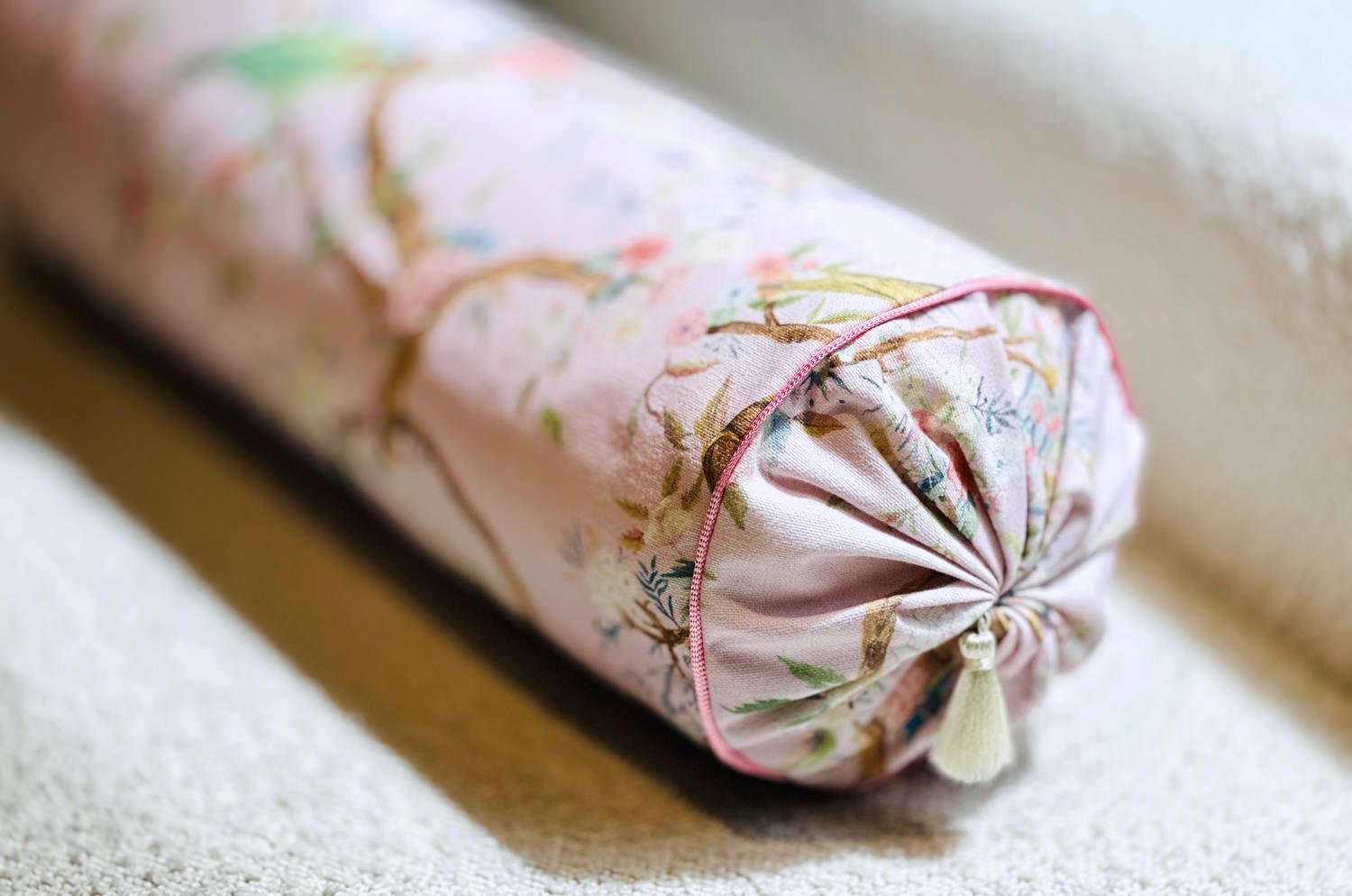 Birds in the Garden 花園の小鳥 フランス製コットン ボルスター クッション タッセル付 (rose) 50×16Φ 中材付 - HOUSE OF JAPAN Shop