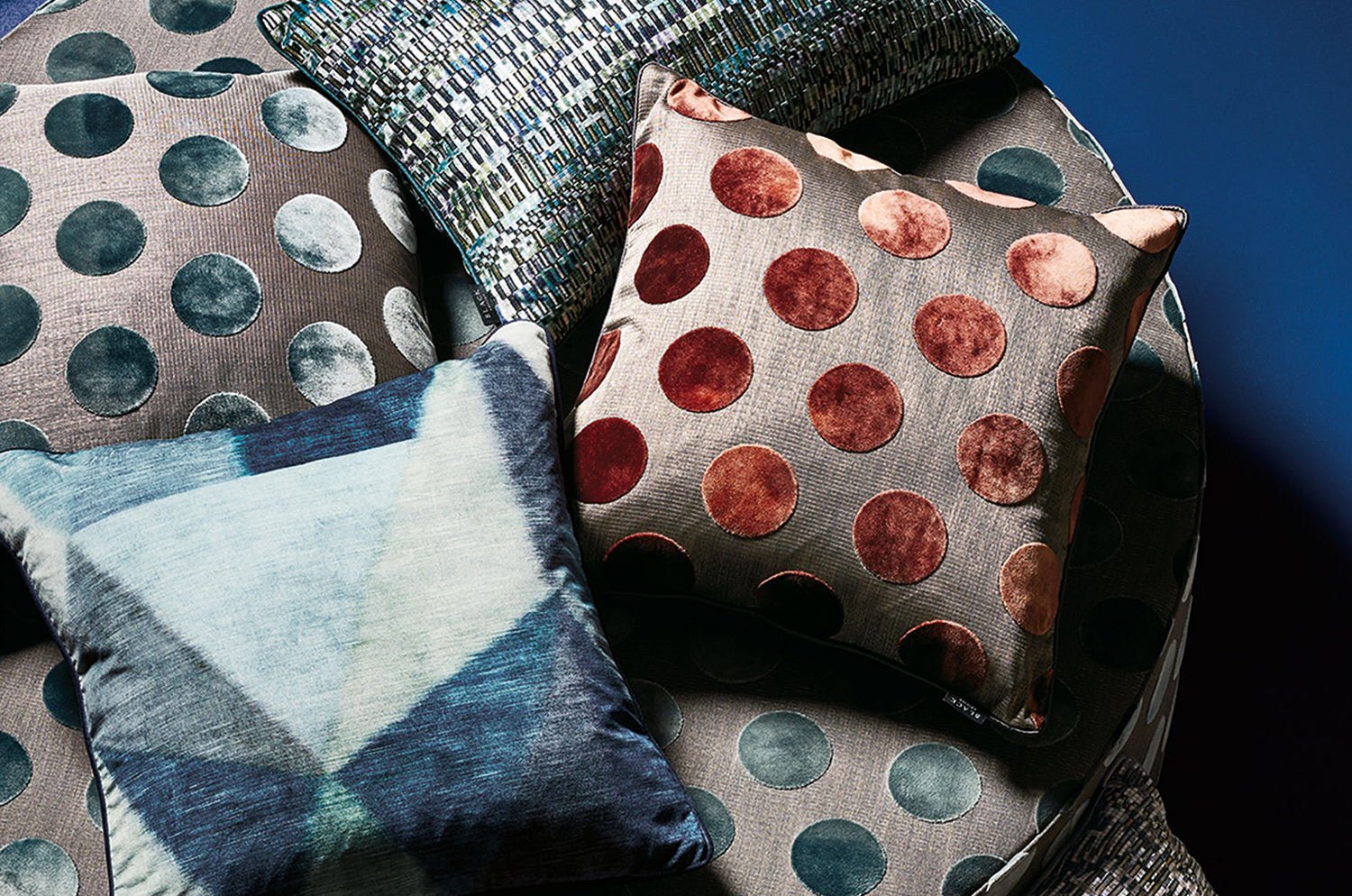 【海外取寄品】BLACK edition(ブラックエディション) Tiano クッション(Peacock) 60x40cm 中材付 - HOUSE OF JAPAN Shop