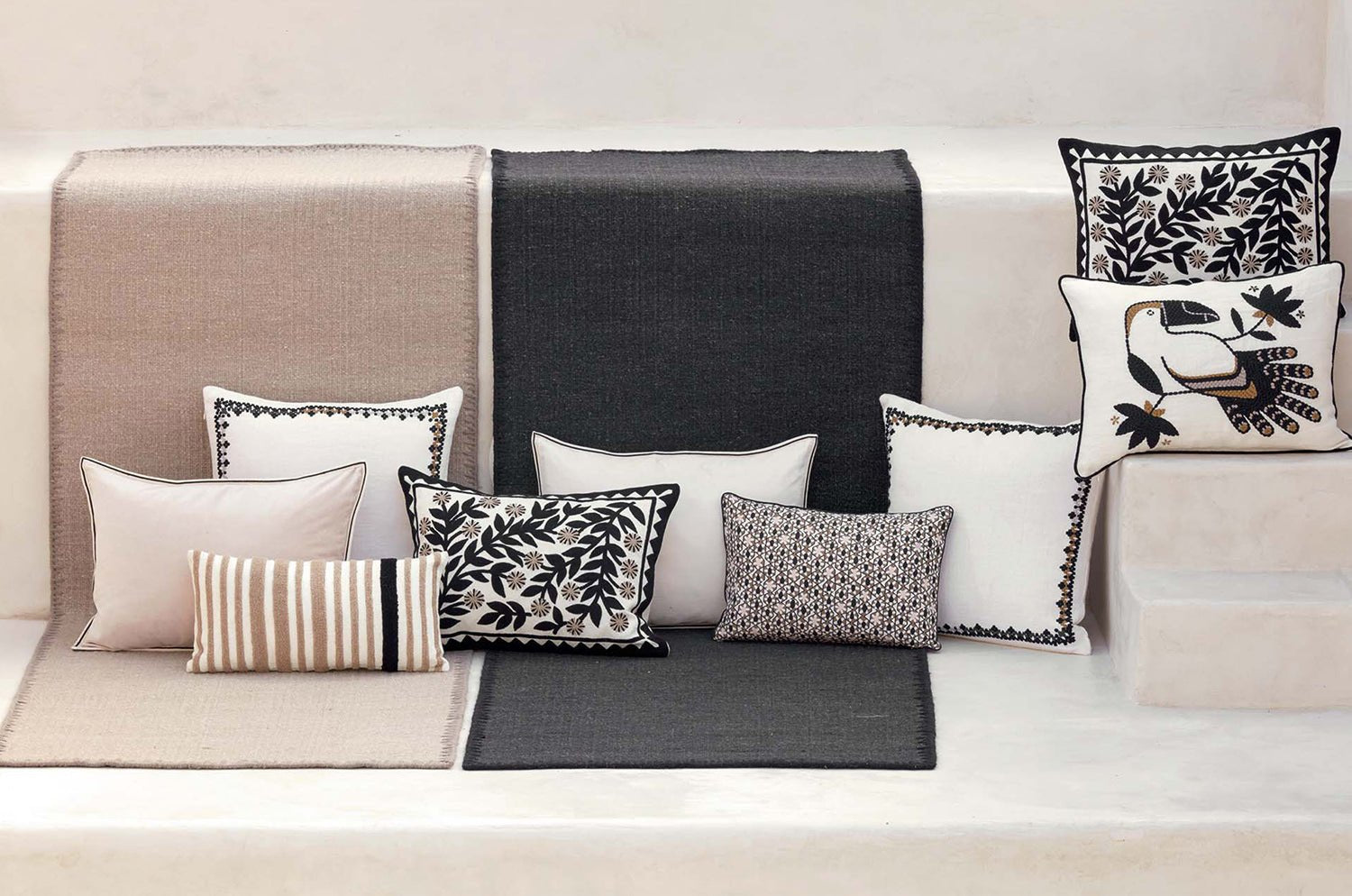 【海外取寄品】ELITIS(エリティス) Canopee クッション(Réglisse) 55x40cm 中材付 - HOUSE OF JAPAN Shop