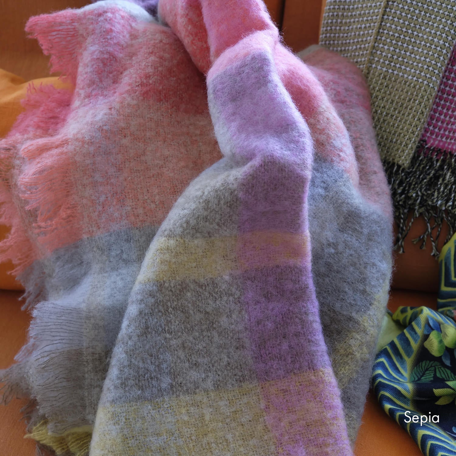 Fontaine Throw フォンテーヌ スロー｜Designers Guild（デザイナーズギルド） - HOUSE OF JAPAN Shop