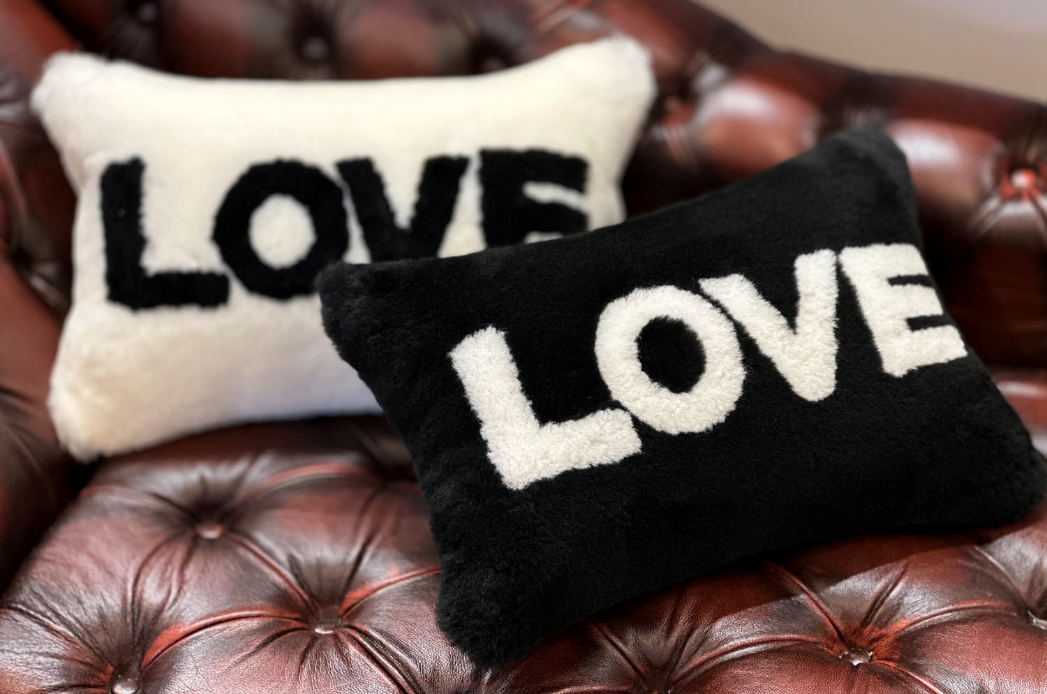 ムートン クッション LOVE 45×30cm ホワイト 白 ハンドメイド シープ