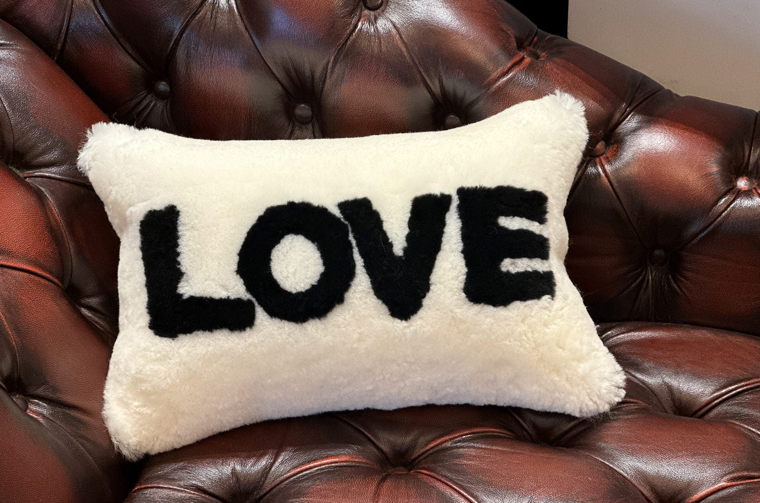 ムートン クッション LOVE 45×30cm ホワイト 白 ハンドメイド シープ