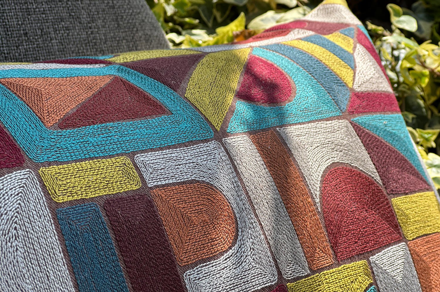 The Alexandrie アレクサンドリー フレンチ総刺繍 リネン混クッション(Mustard）60×40cm 中材付 - HOUSE OF JAPAN Shop