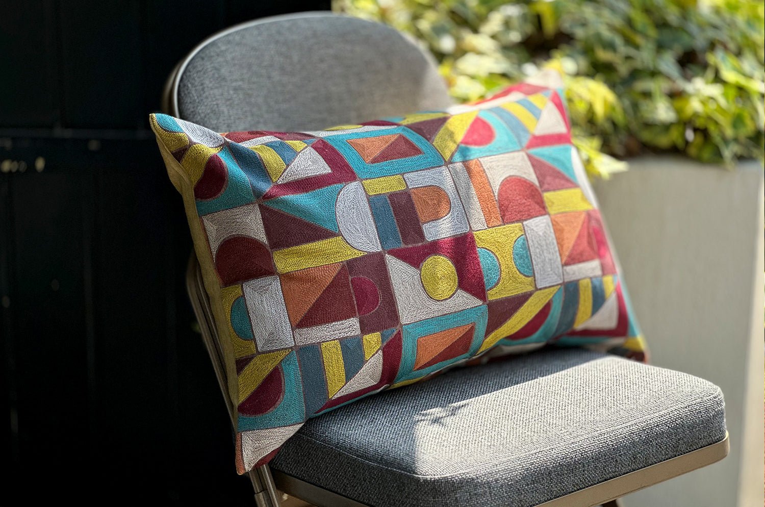 The Alexandrie アレクサンドリー フレンチ総刺繍 リネン混クッション(Mustard）60×40cm 中材付 - HOUSE OF JAPAN Shop