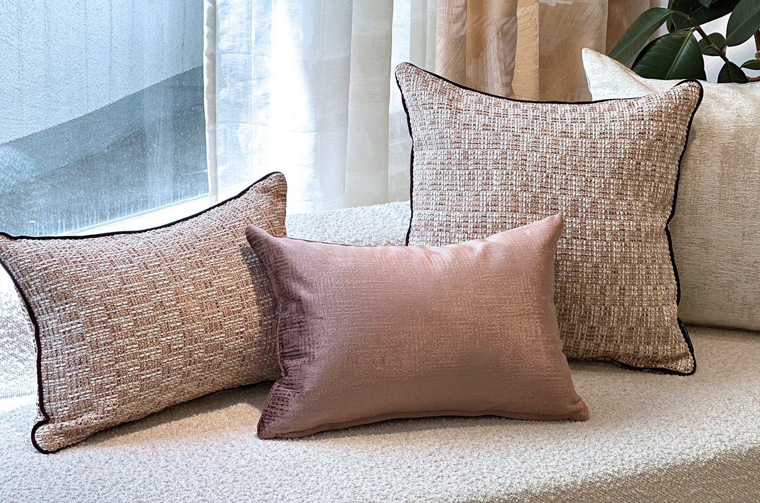 The Brochier Gru ブロシエ グル ベルベットパイピング ジャガードクッション(Blush）45×30cm フェザー中材付 - HOUSE OF JAPAN Shop