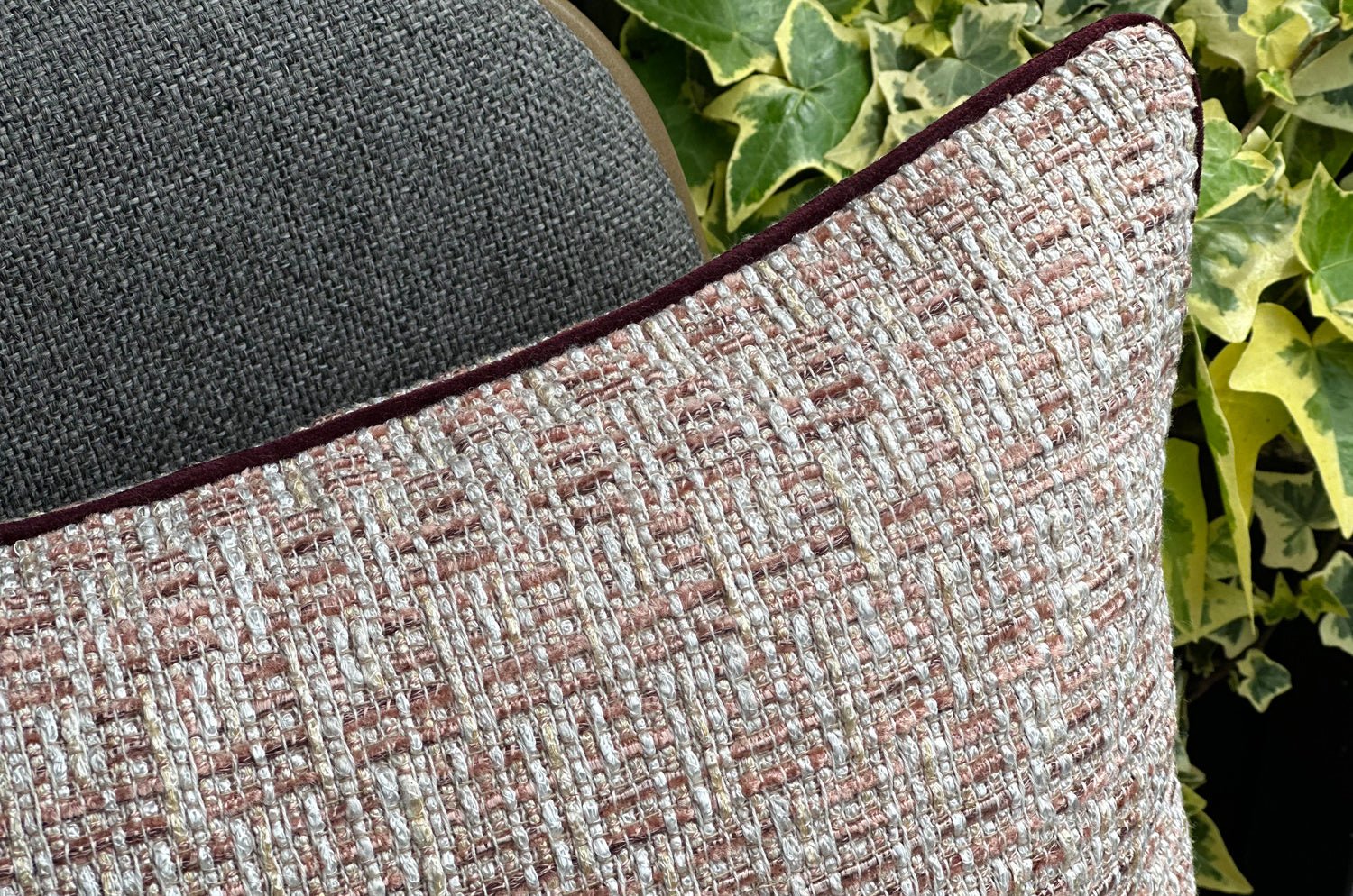 The Brochier Gru ブロシエ グル ベルベットパイピング ジャガードクッション(Blush）45×30cm フェザー中材付 - HOUSE OF JAPAN Shop