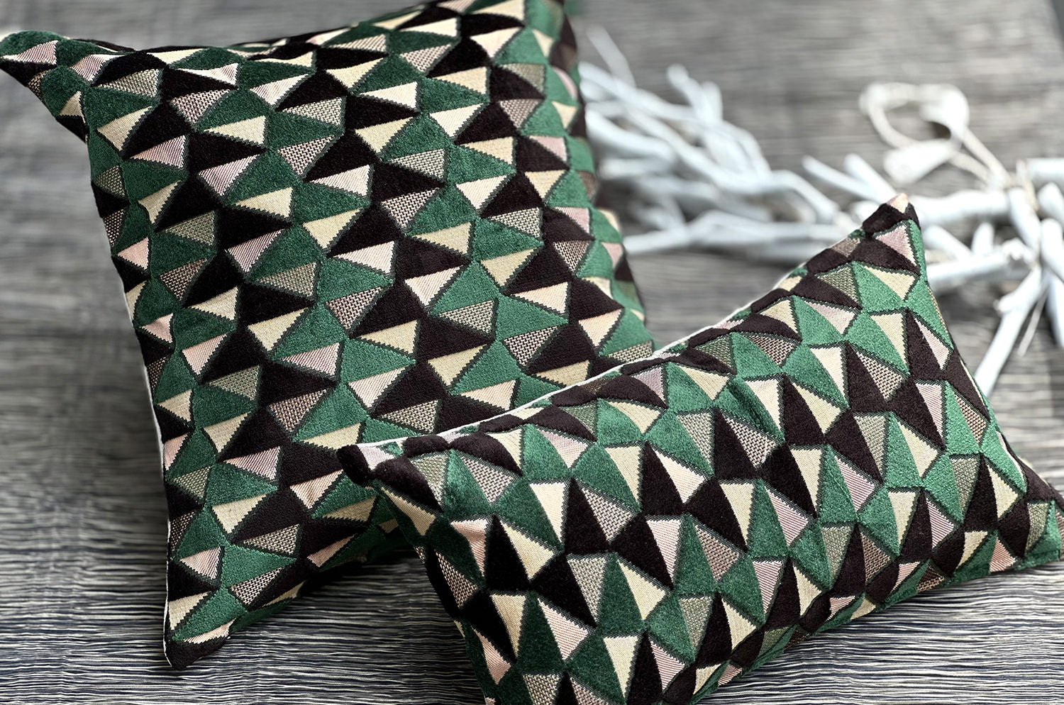 The CHARLOTTE シャルロット フランス製 ジャガードベルベット クッション (Vert/Noir) 50×30cm 中材付 - HOUSE OF JAPAN Shop