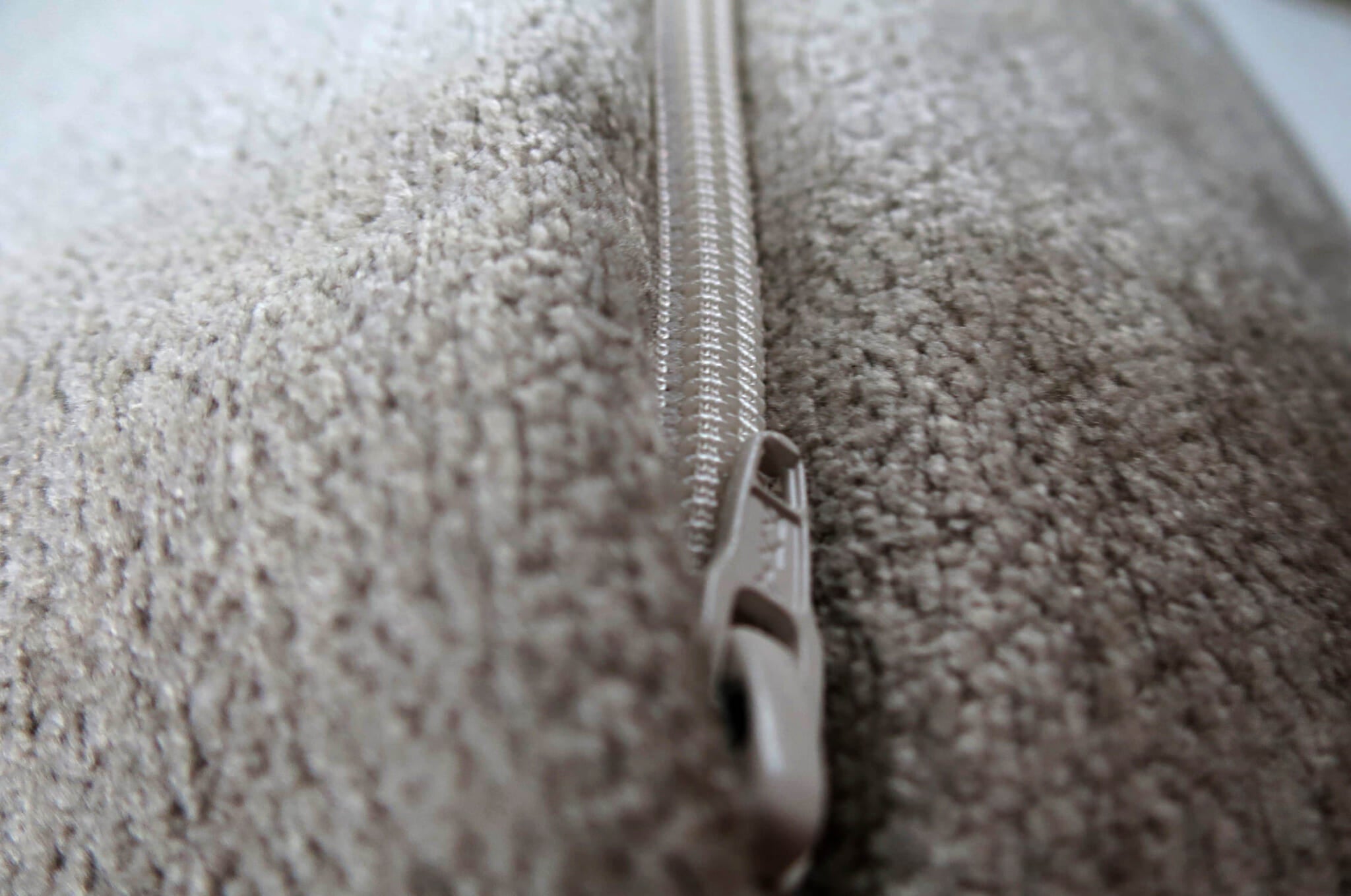 The Gradation グレージュグラデーションクッション 66×38cm 中材付 - HOUSE OF JAPAN Shop