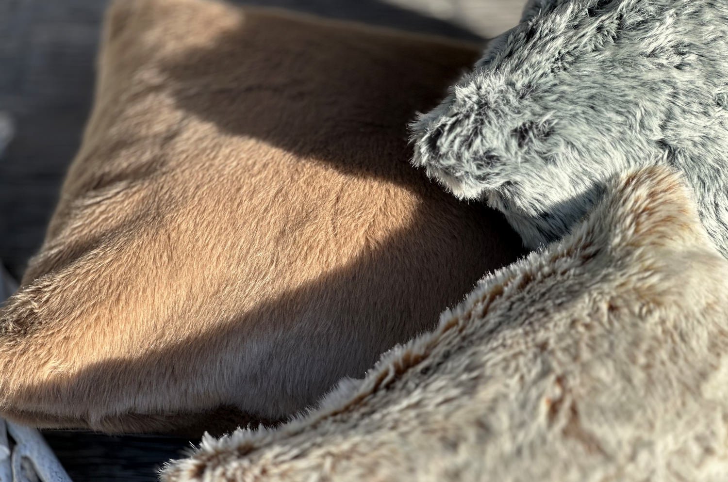 The Heat Luxury ヒートラグジュアリーファー クッション (Camel) 45×30cm 中材付 - HOUSE OF JAPAN Shop