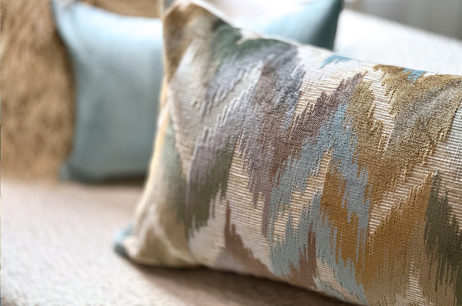 The Ikat Velours イカット調 ベルベットクッション (Blue Mist) 65×40cm 中材付 - HOUSE OF JAPAN Shop