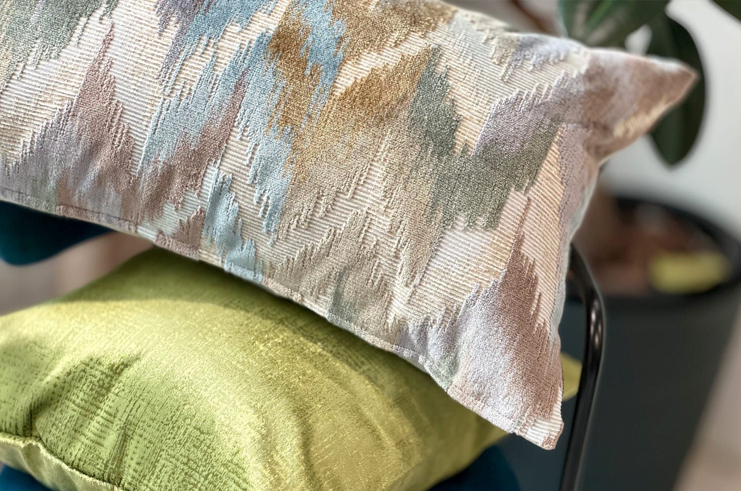 The Ikat Velours イカット調 ベルベットクッション (Blue Mist) 65×40cm 中材付 - HOUSE OF JAPAN Shop