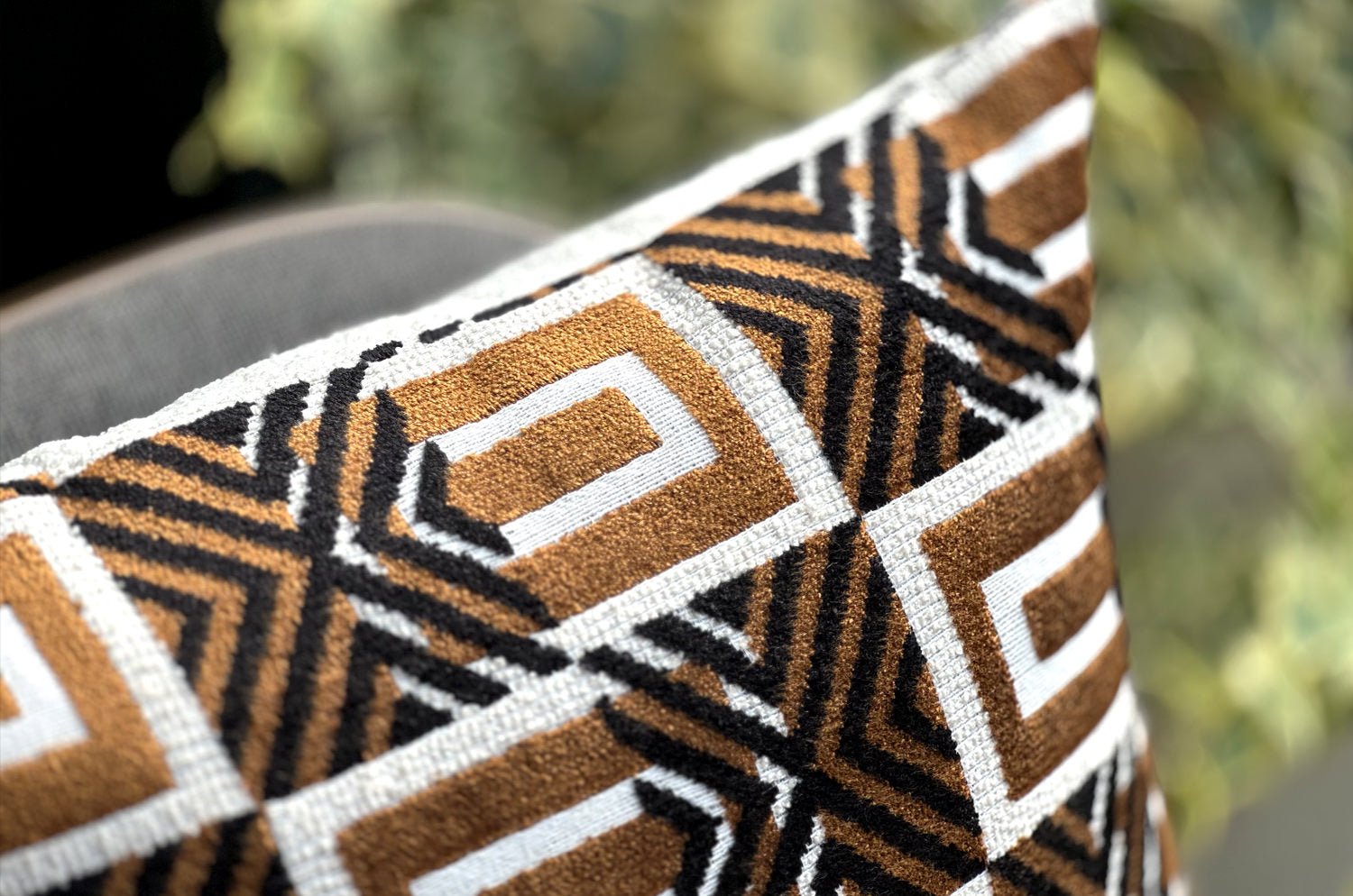 The Kenya ケニア ジャガードベルベット×ブークレ クッション 50×30cm 中材付 - HOUSE OF JAPAN Shop