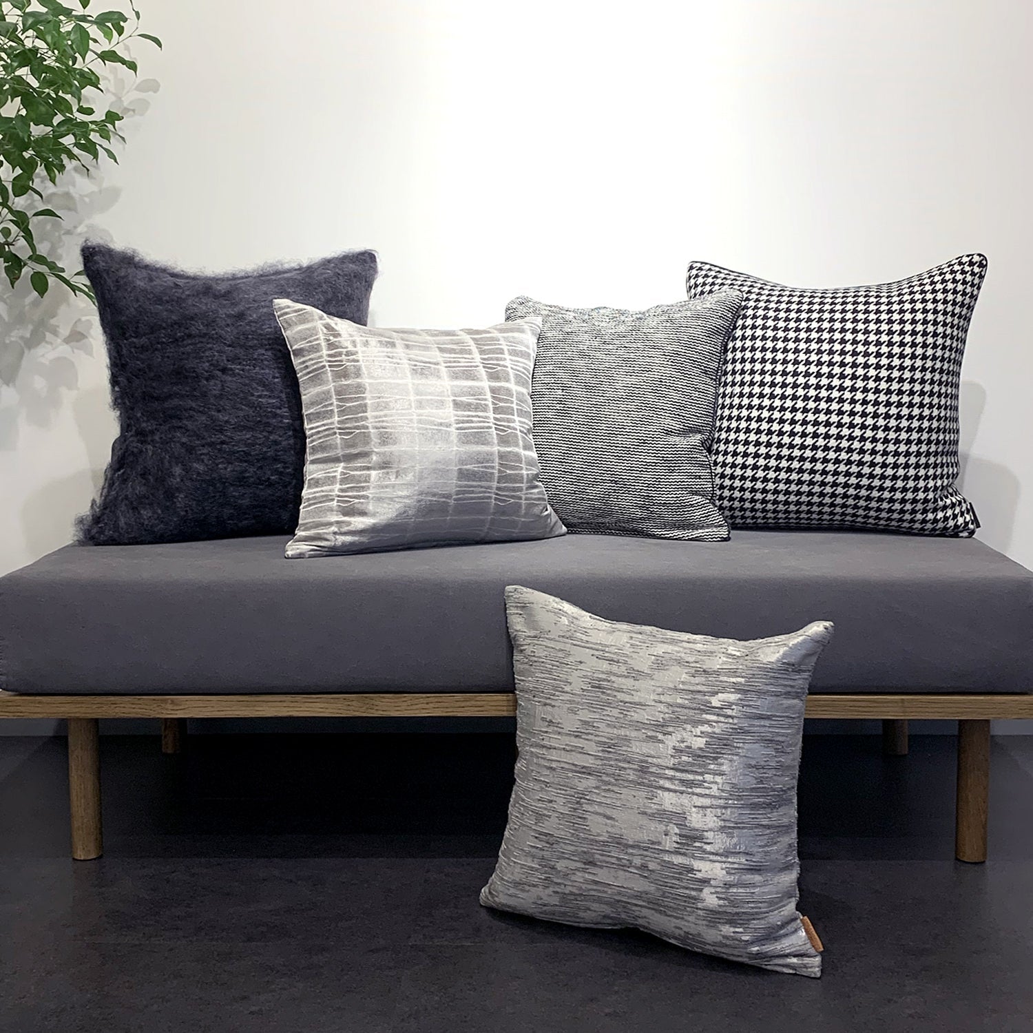 The LILLE アルマーニカーザ リール クッションカバー(シルバー) 44×44cm - HOUSE OF JAPAN Shop