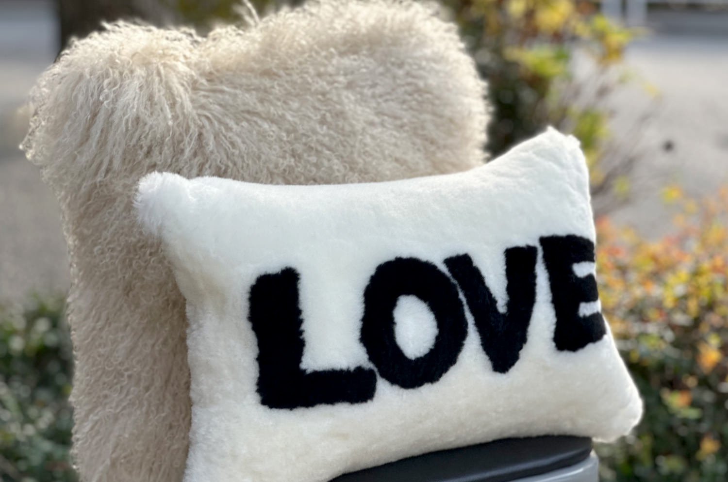 ムートン クッション LOVE 45×30cm ホワイト 白 ハンドメイド シープ