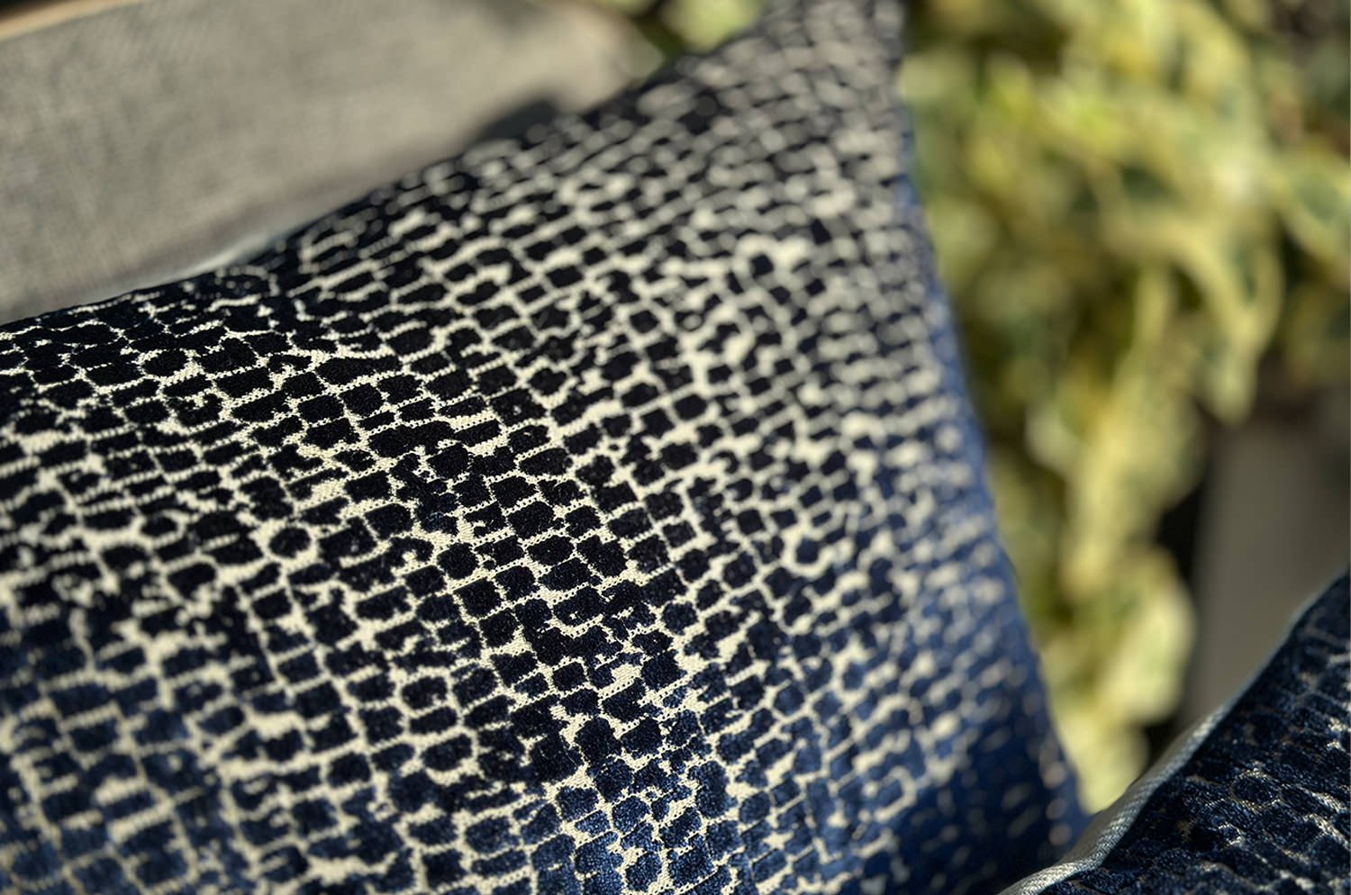 The MANDAL マンダル イギリス製ジャガードベルベット×リネン クッションカバー (ミッドナイト) 45×45cm - HOUSE OF JAPAN Shop
