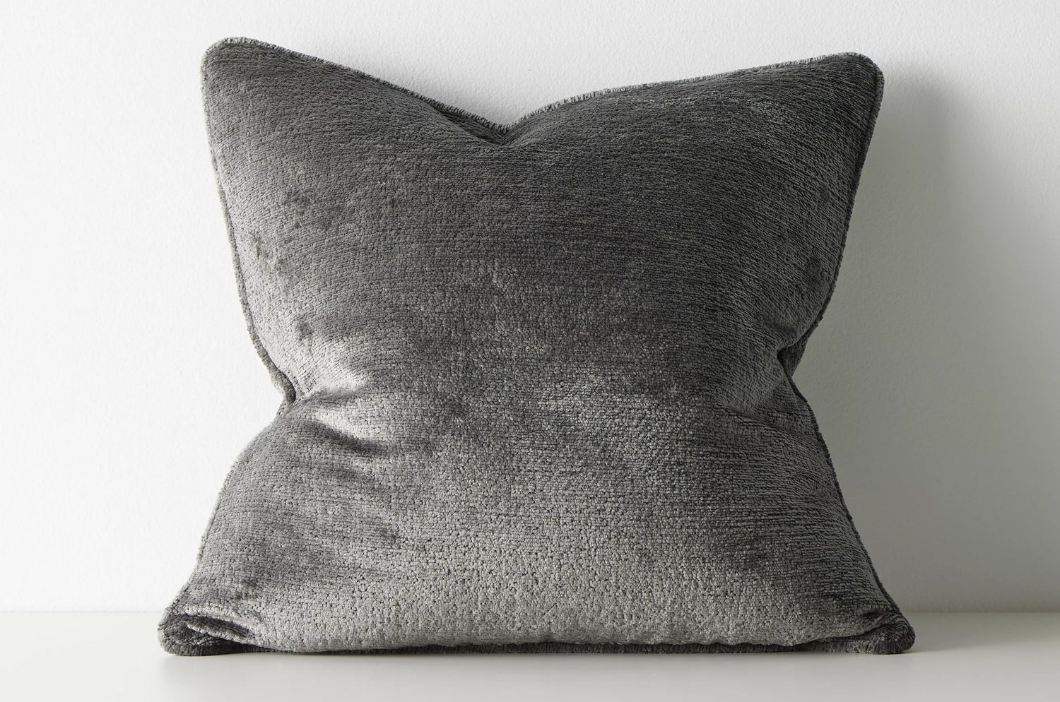 The Noble ソフトグロウベルベット パイピング付クッションカバー(Coal) 50×50cm - HOUSE OF JAPAN Shop