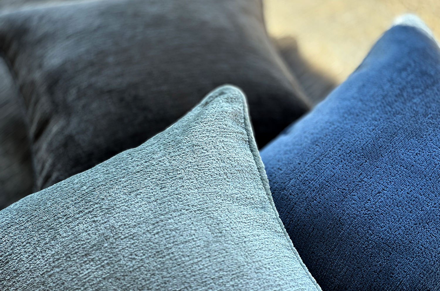 The Noble ソフトグロウベルベット パイピング付クッションカバー(Coal) 50×50cm - HOUSE OF JAPAN Shop