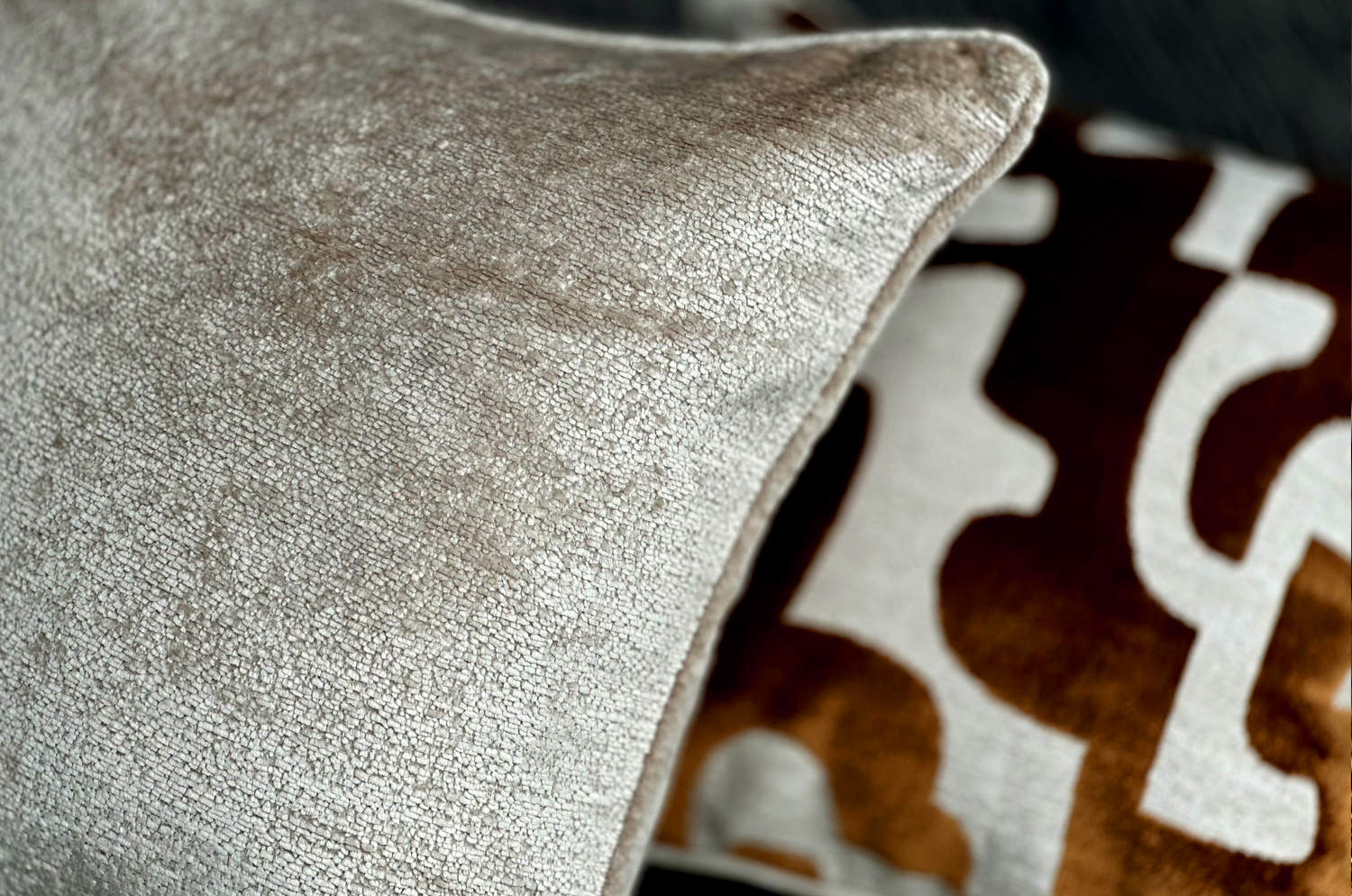 The Noble ソフトノーブルベルベット パイピング付クッションカバー(Oatmeal) 50×50cm - HOUSE OF JAPAN Shop