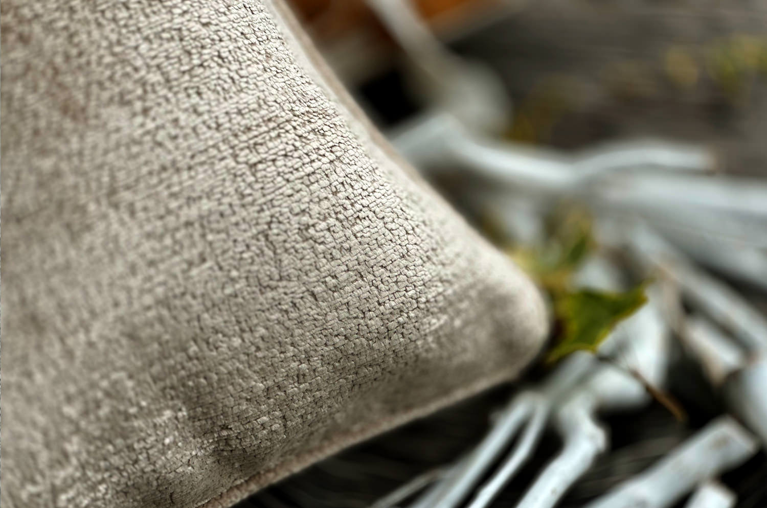 The Noble ソフトノーブルベルベット パイピング付クッションカバー(Oatmeal) 50×50cm - HOUSE OF JAPAN Shop