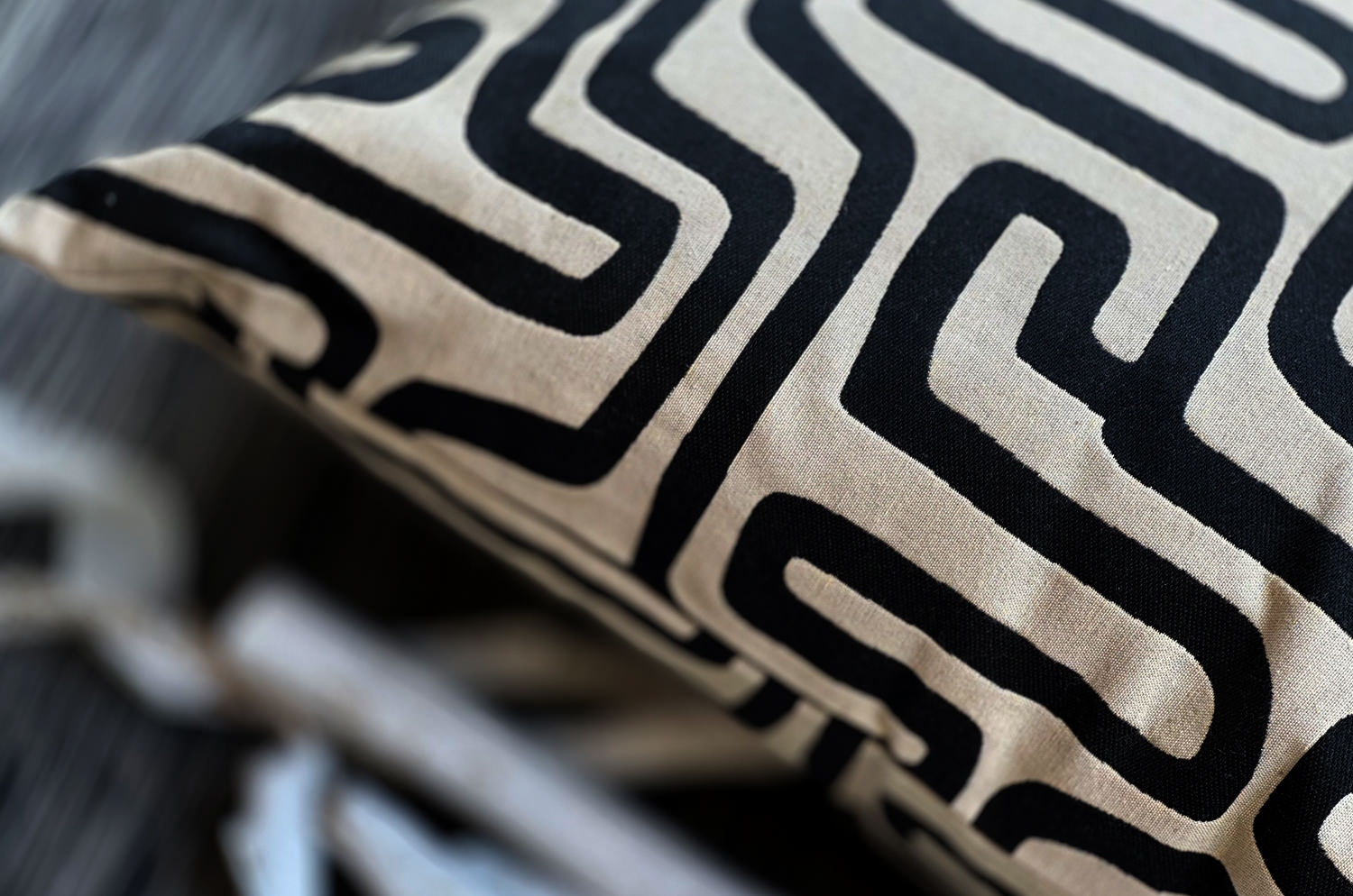 The Organic Maze 迷路柄 スタイルジャガード クッション 45×30cm 中材付 - HOUSE OF JAPAN Shop