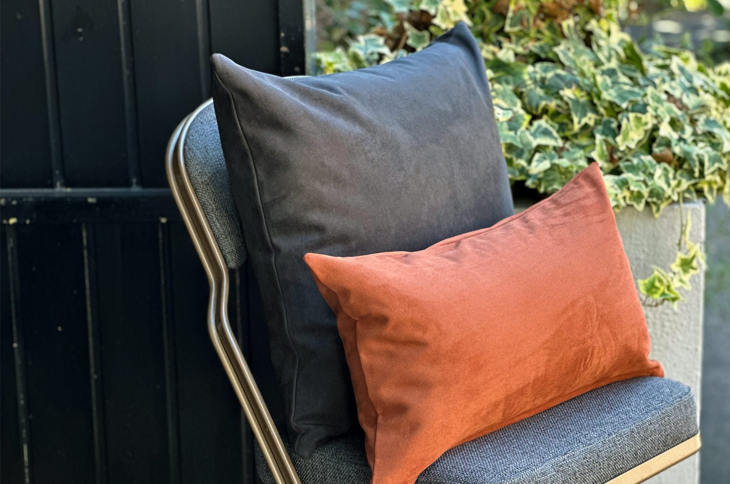 The Pet Luxe Suede ペットと暮らす 洗える高級スエード調クッションカバー(ダークグレー) 50×50cm - HOUSE OF JAPAN Shop