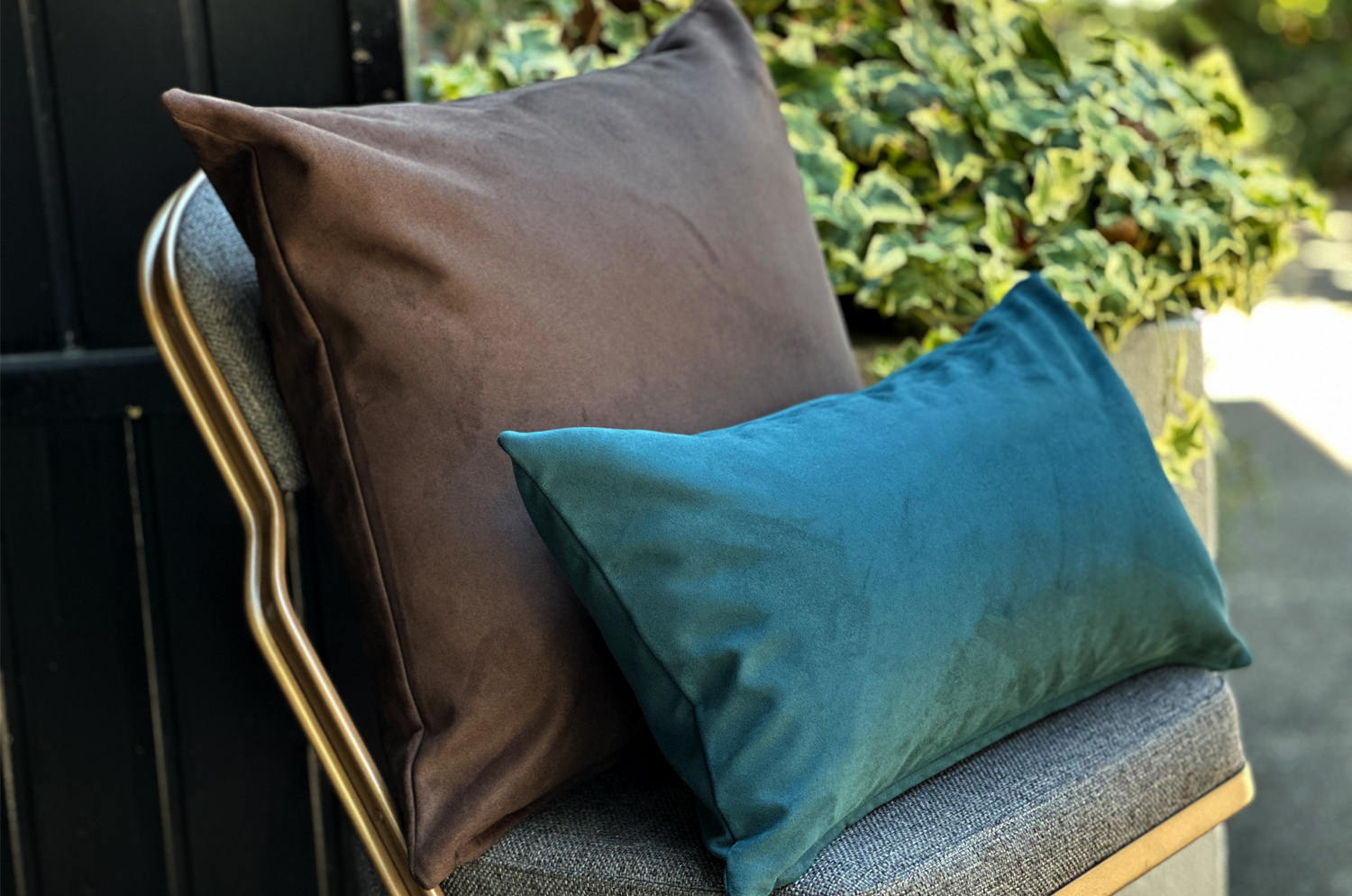 The Pet Luxe Suede ペットと暮らす 洗える高級スエード調クッションカバー(ダークブラウン) 50×50cm - HOUSE OF JAPAN Shop