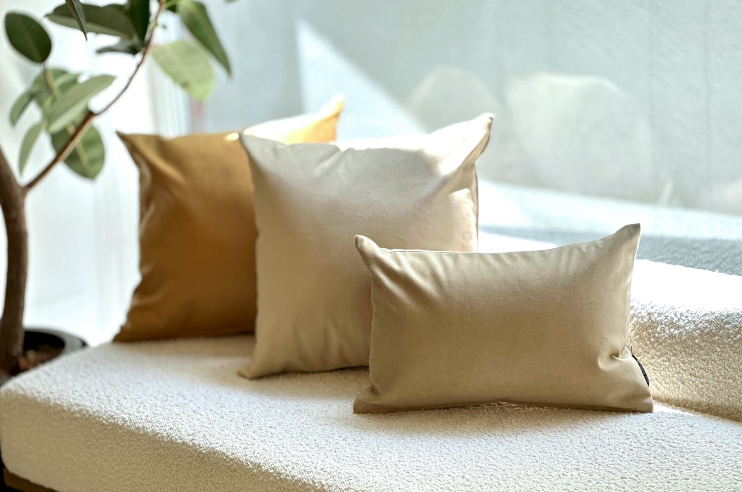 The Rebecca レベッカ なめらか起毛スエード クッション (biscuit beige) 45×30cm 中材付 - HOUSE OF JAPAN Shop