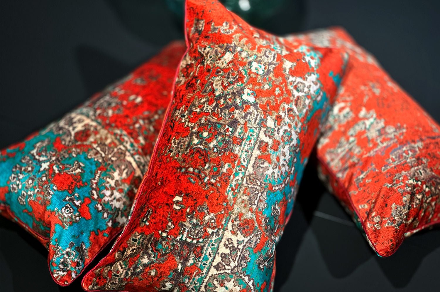 The Shade Carpet レッドベルベットクッション 50×30cm 中材付 - HOUSE OF JAPAN Shop